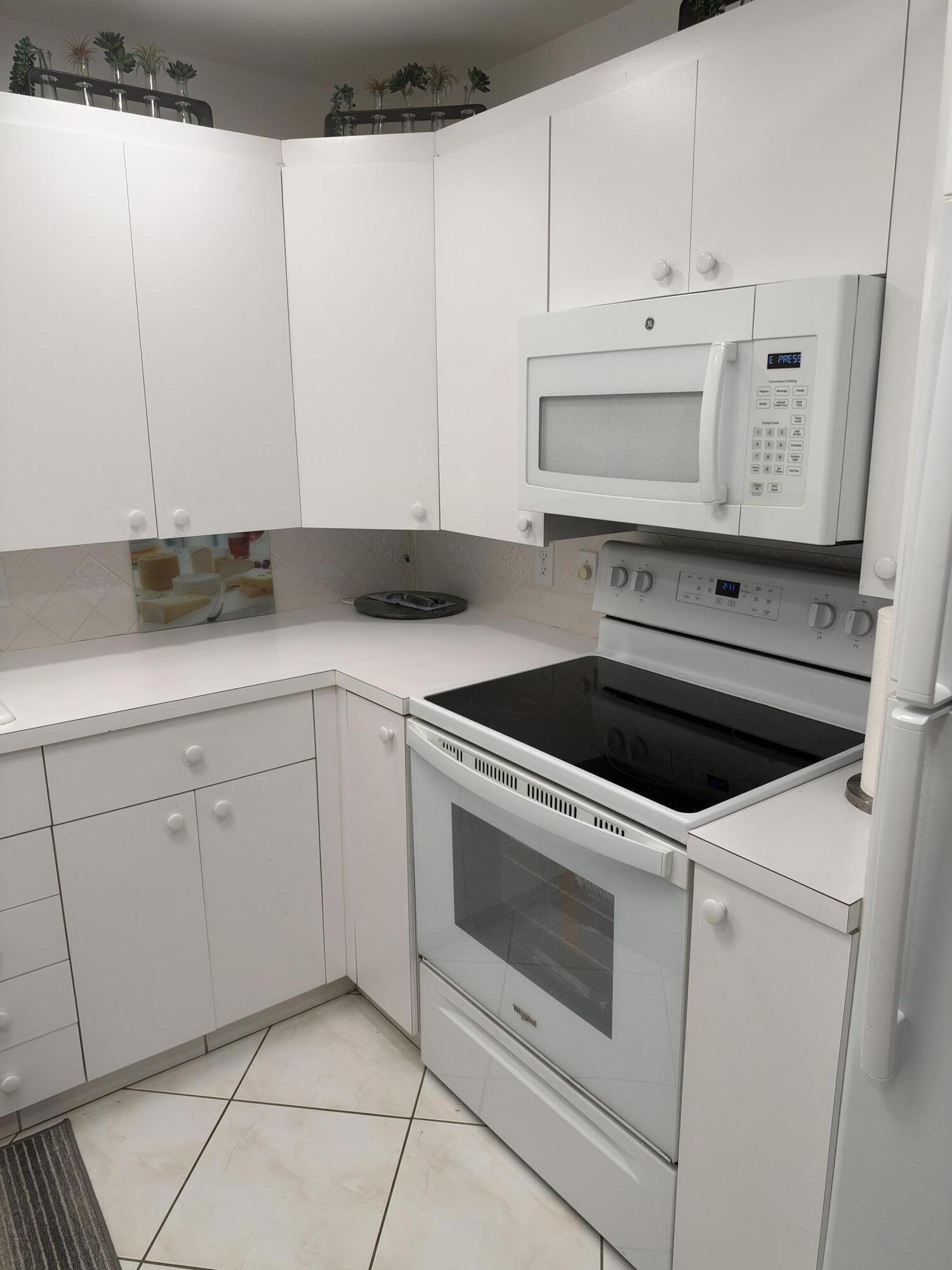 4046 AINSLIE C Property Photo 1