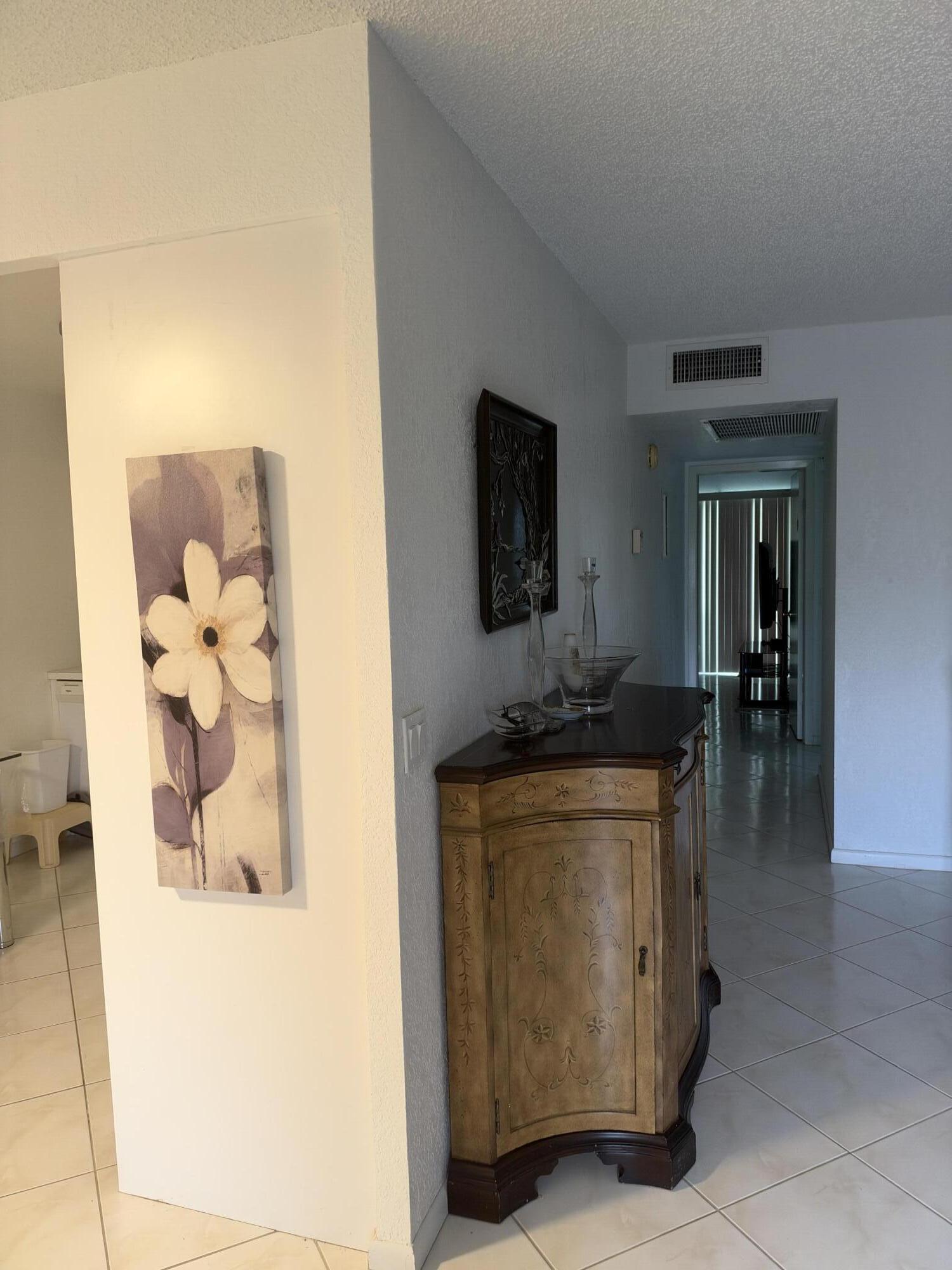 4046 Ainslie C Property Photo 4
