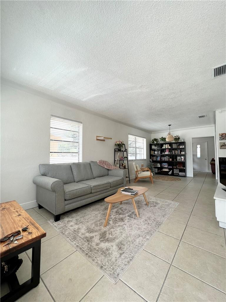 225 E 41st Street Property Photo 1