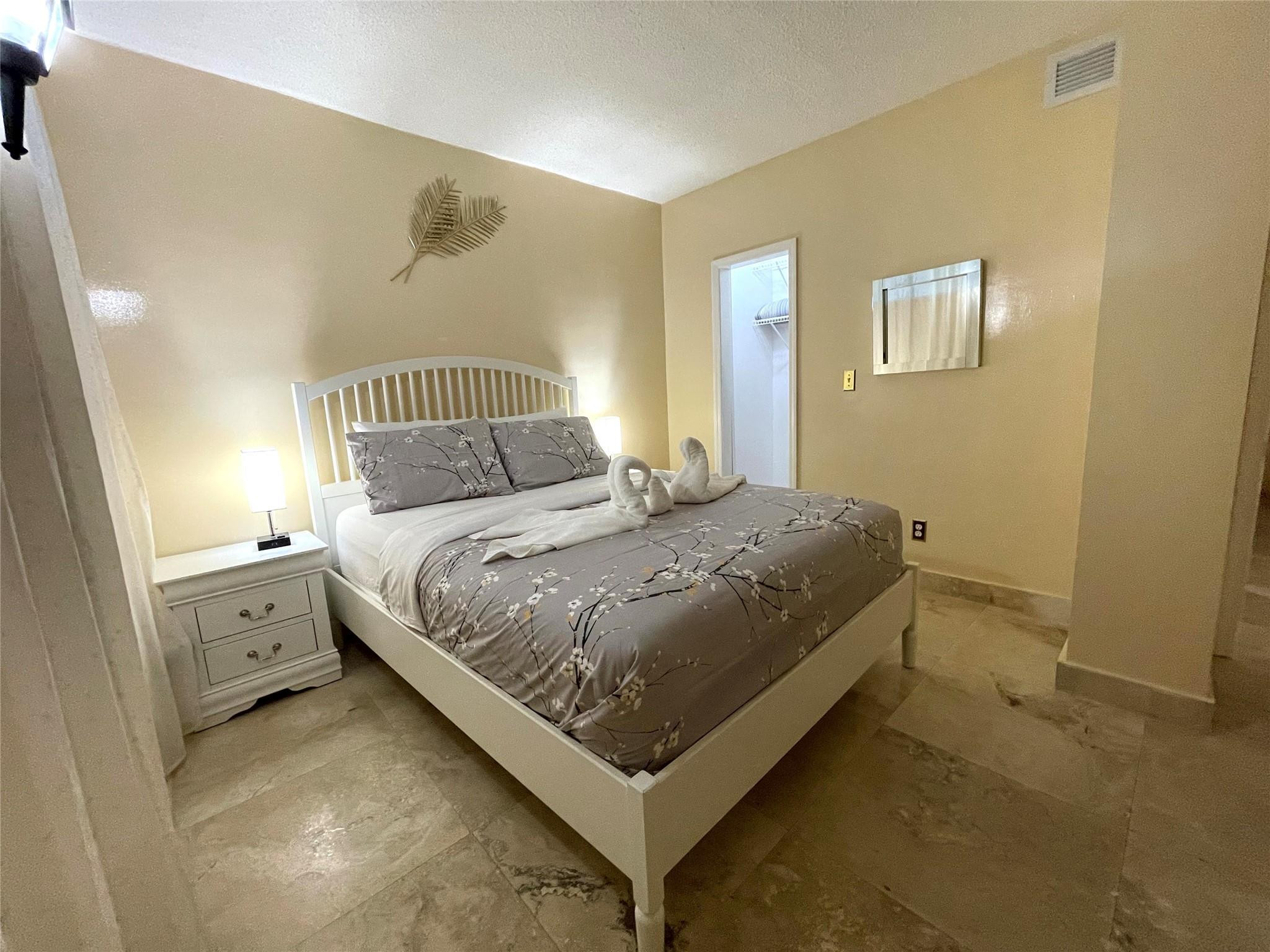 19370 Collins Avenue Property Photo 5