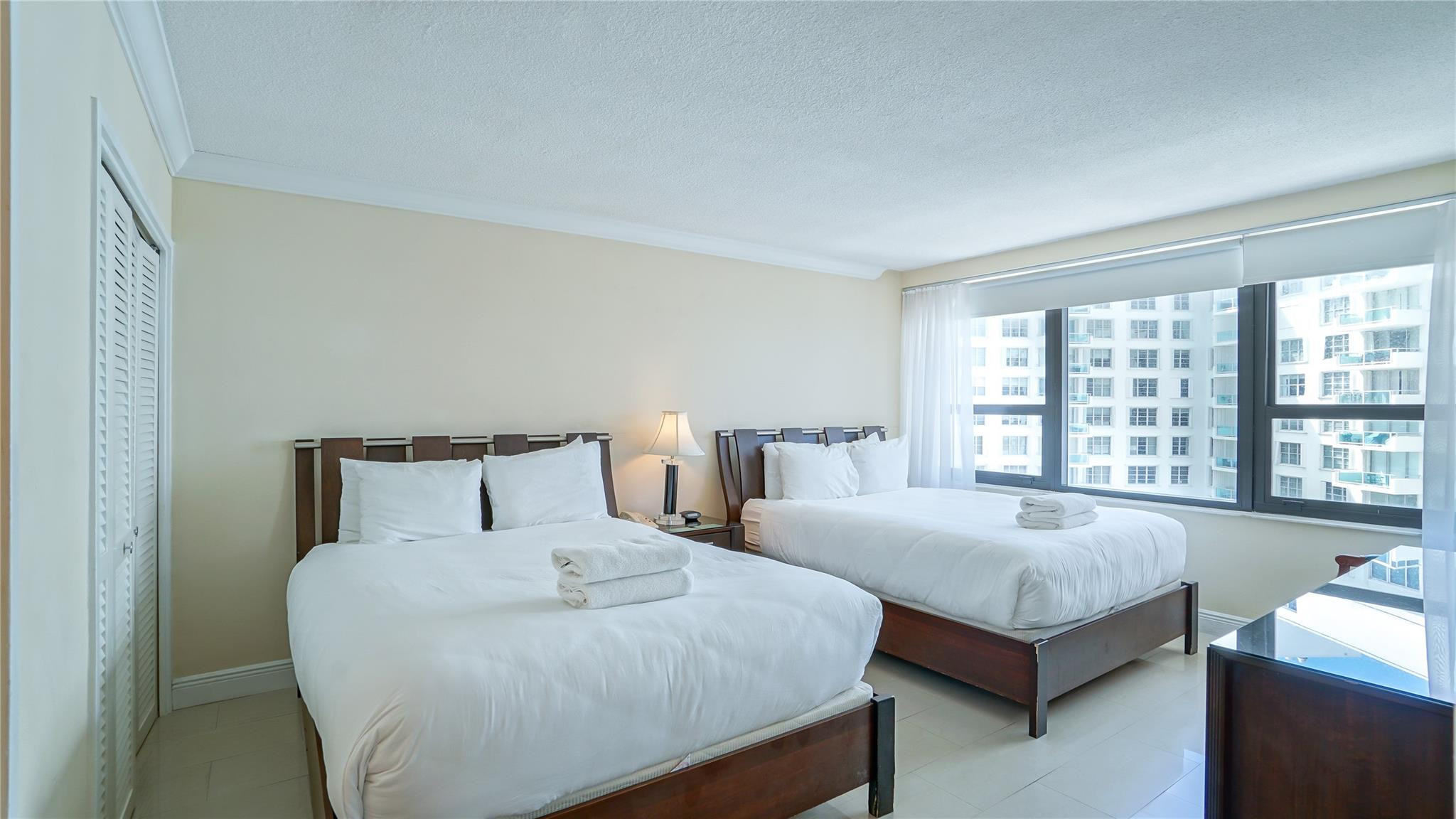 5225 Collins Avenue 1417 Property Photo 4