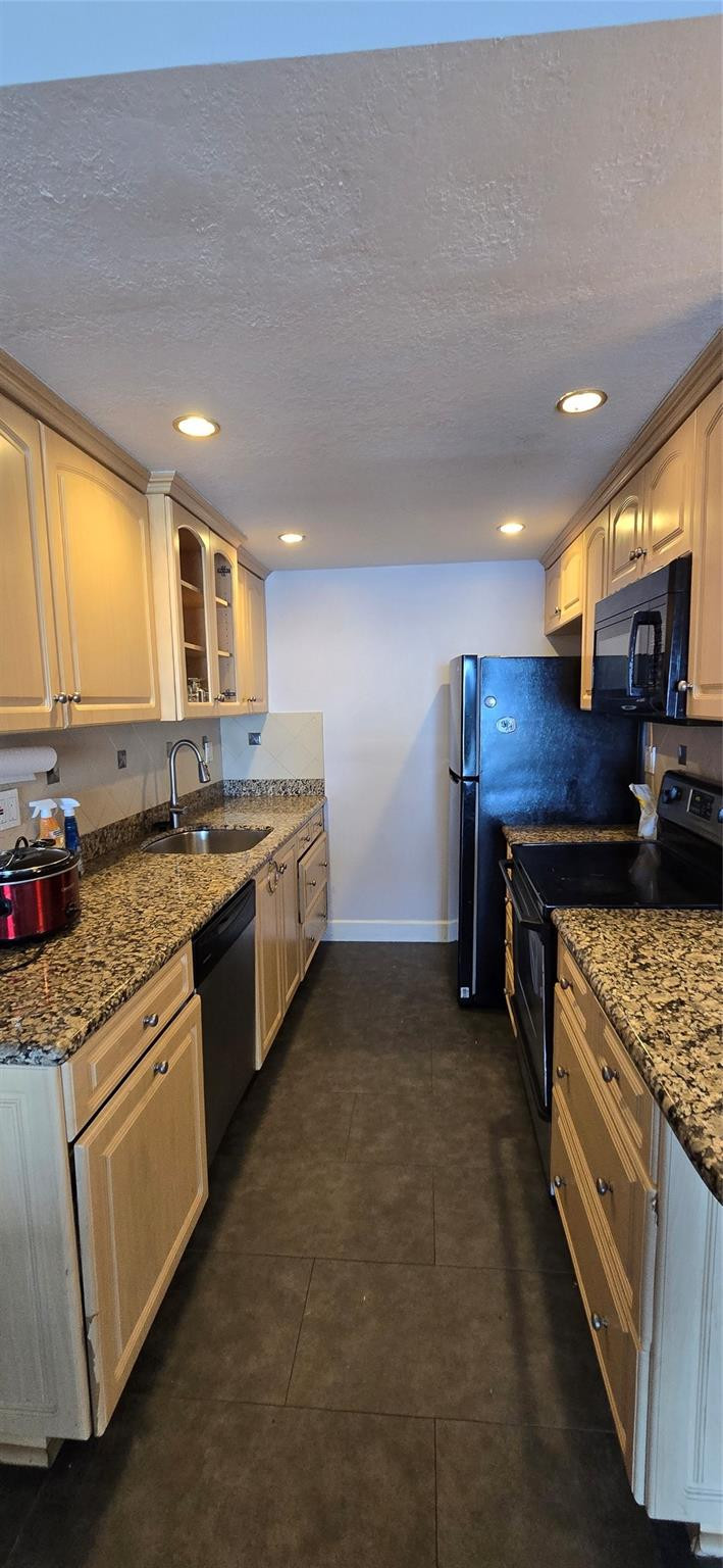 200 S Birch Road 121 Property Photo 5