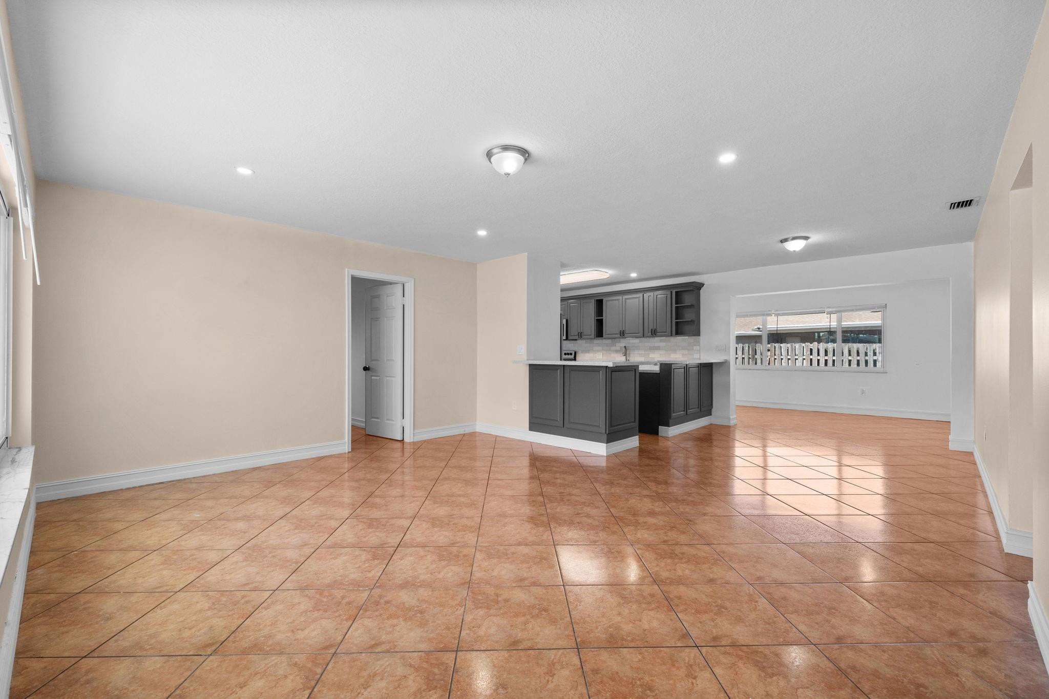 11371 Nw 40th Place Property Photo 5