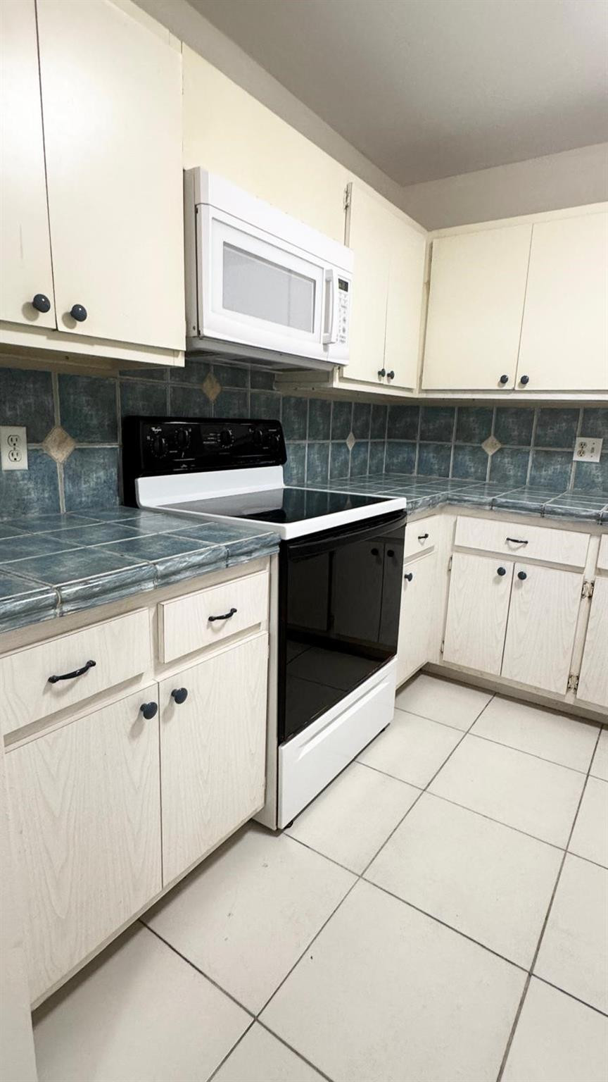 2491 82 Property Photo 5