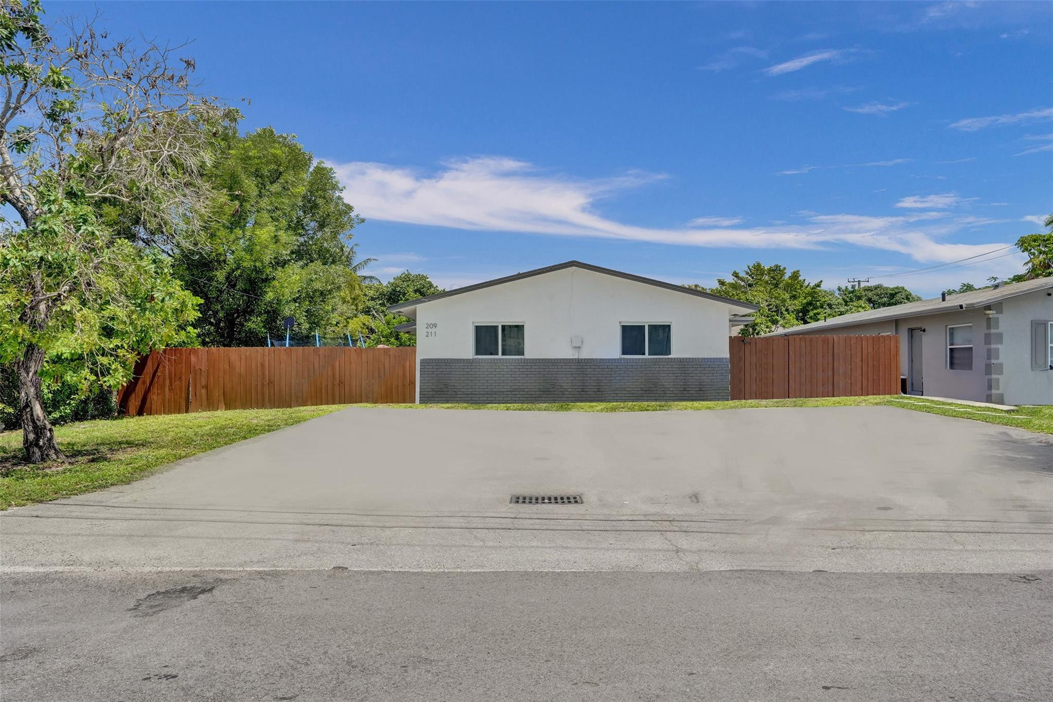 209 NE 9th Street Property Photo 1