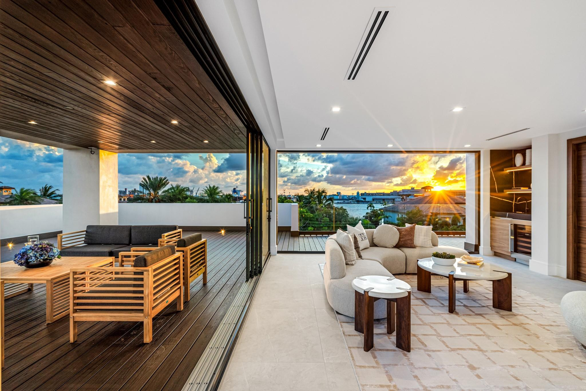 2000 Harbourview Drive Property Photo 4