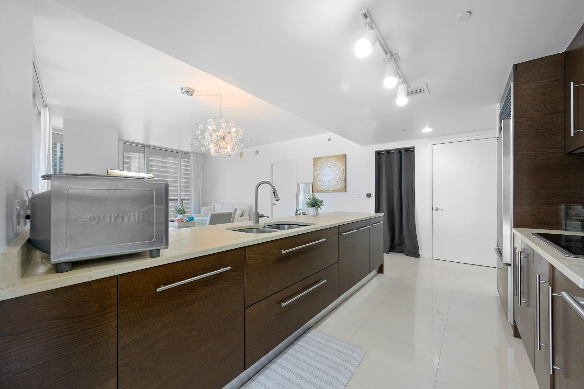 475 Brickell Avenue 1815 Property Photo 3