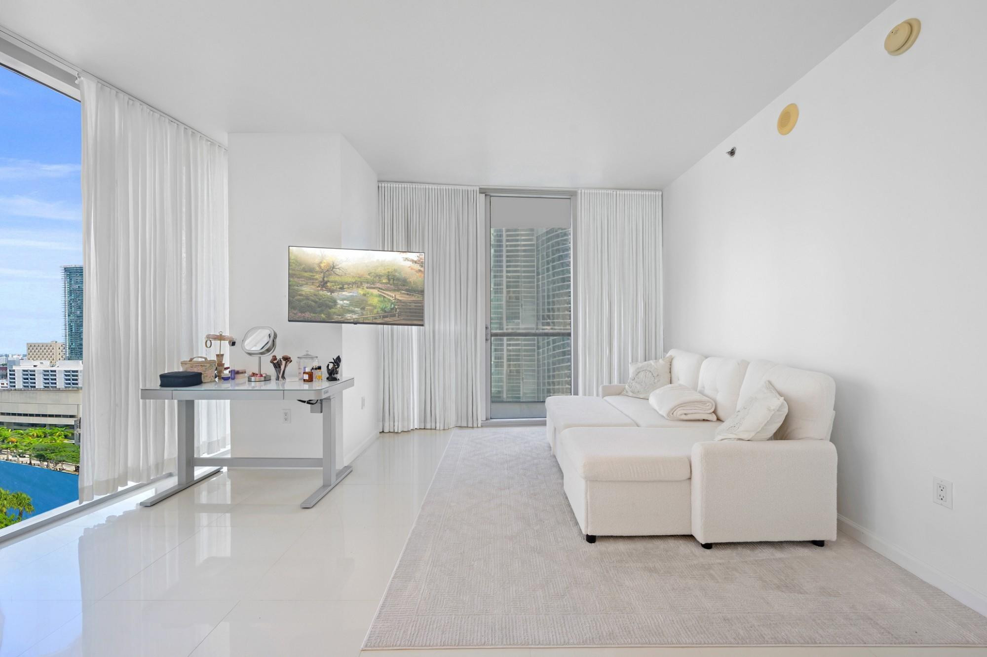 475 Brickell Avenue 1815 Property Photo 7