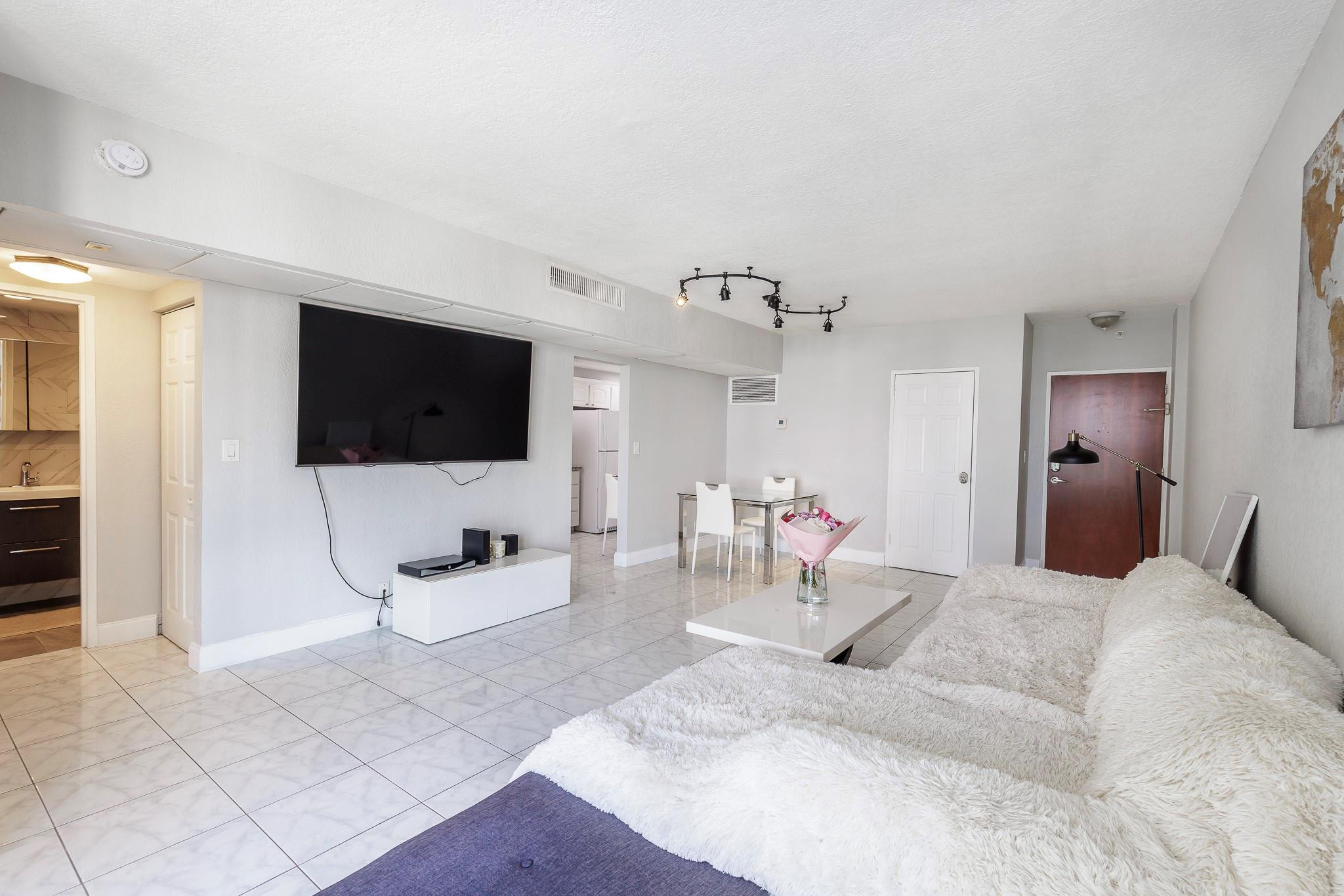 3801 S Ocean Drive 10s Property Photo 2