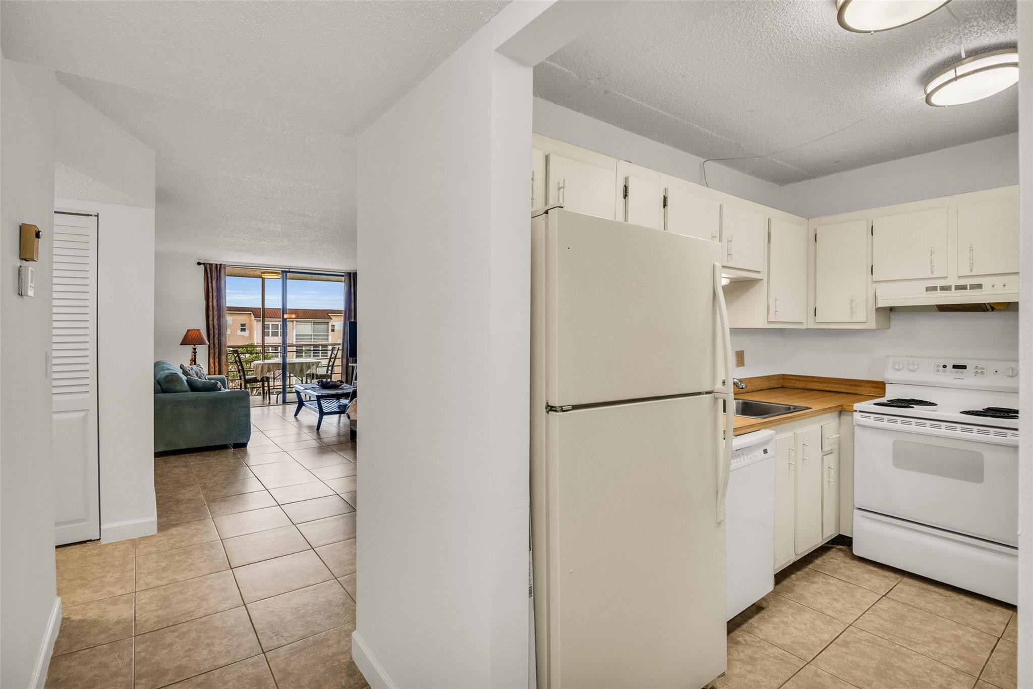 2840 Somerset Drive 403 Property Photo 3