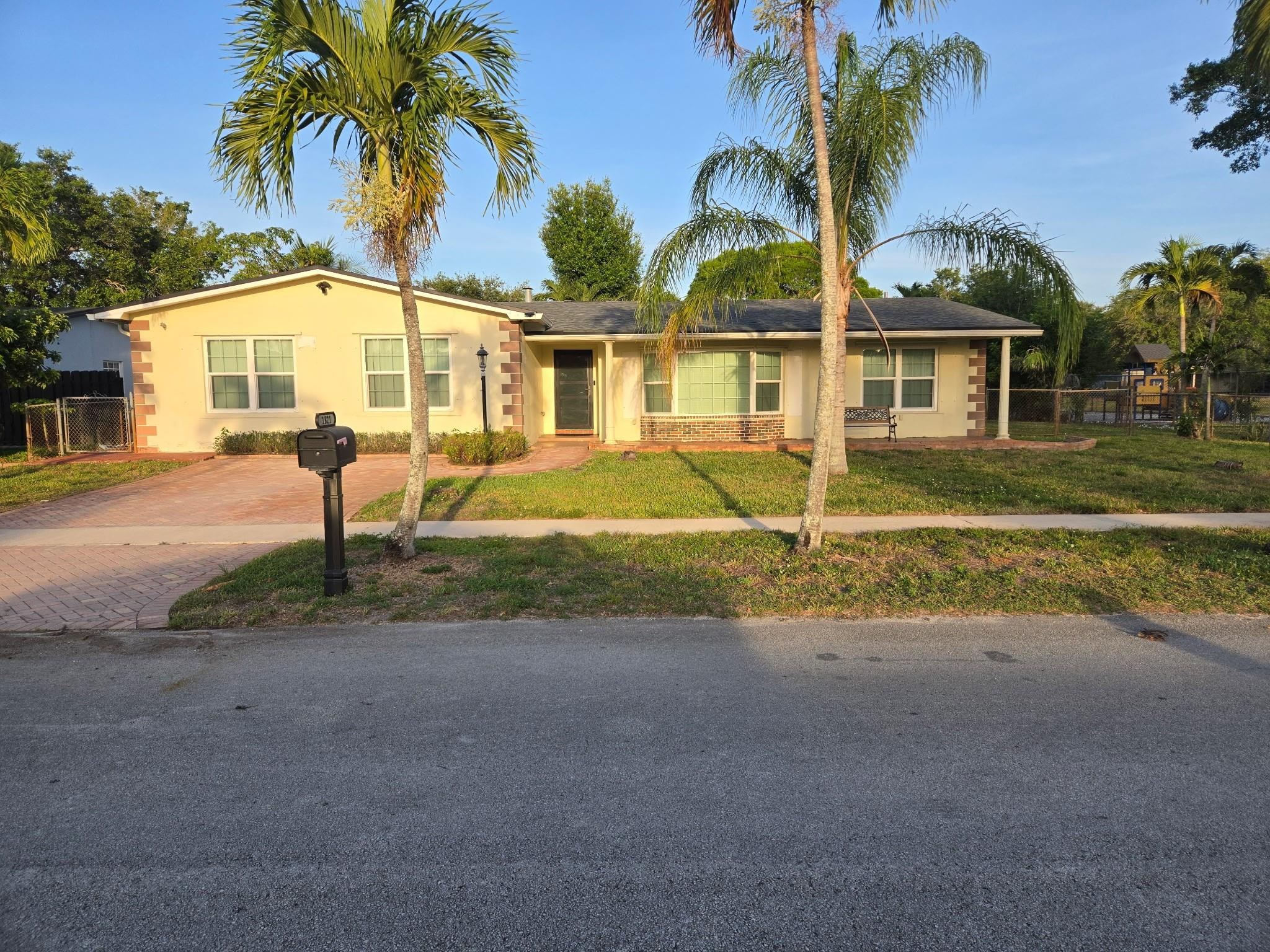 1821 Nw 113th Avenue Property Photo 1