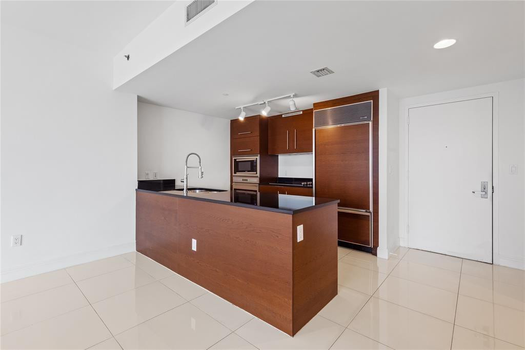 465 Brickell Avenue 2706 Property Photo 7