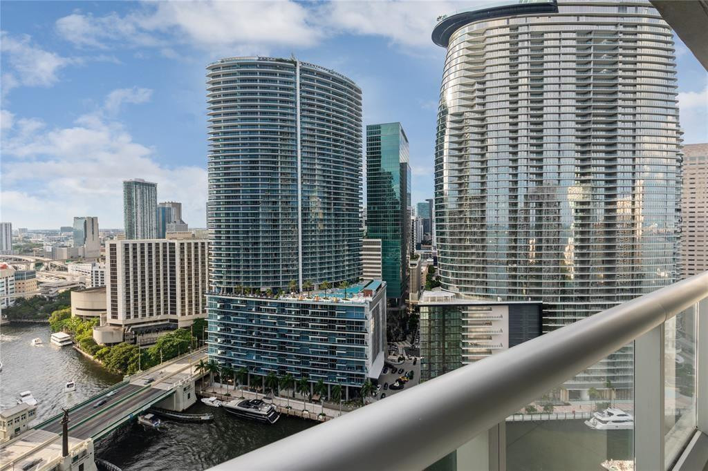 465 Brickell Avenue 2706 Property Photo 17