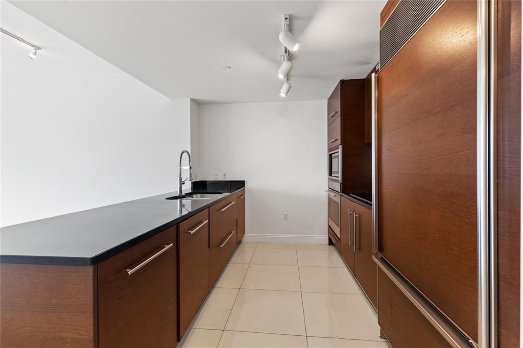 465 Brickell Avenue 2706 Property Photo 21