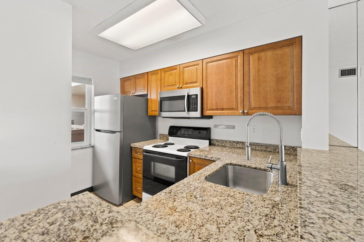 2106 S Cypress Bend Drive 506 Property Photo 6
