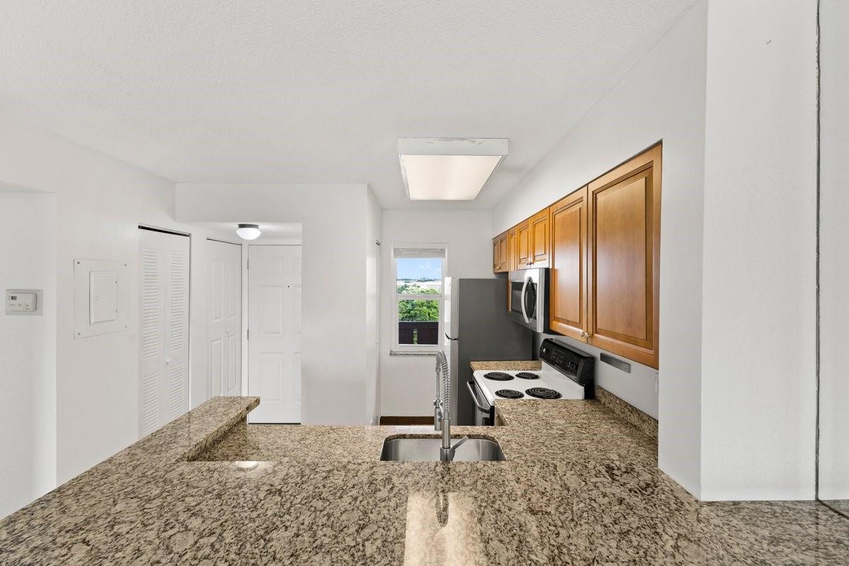 2106 S Cypress Bend Drive 506 Property Photo 7