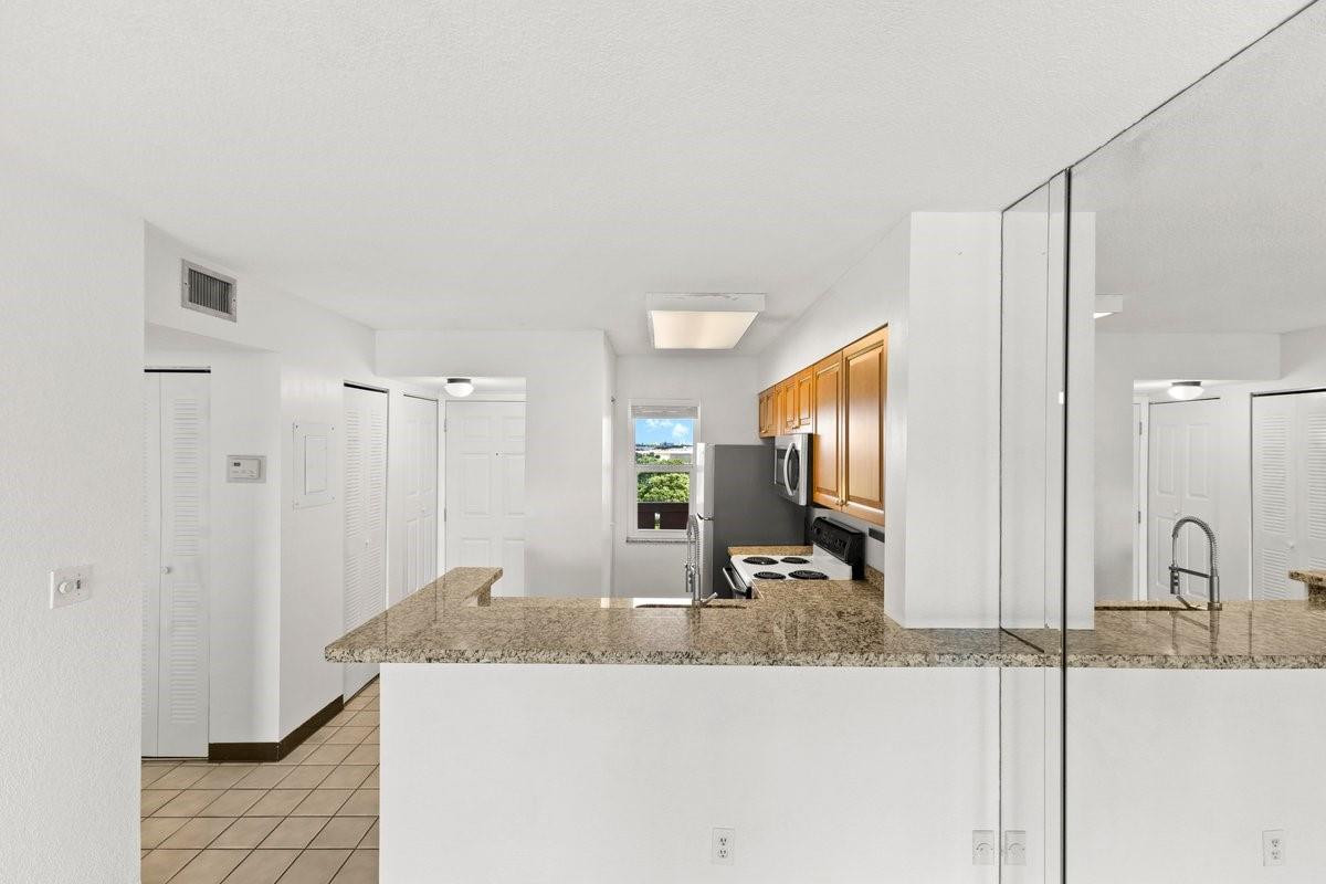 2106 S Cypress Bend Drive 506 Property Photo 8