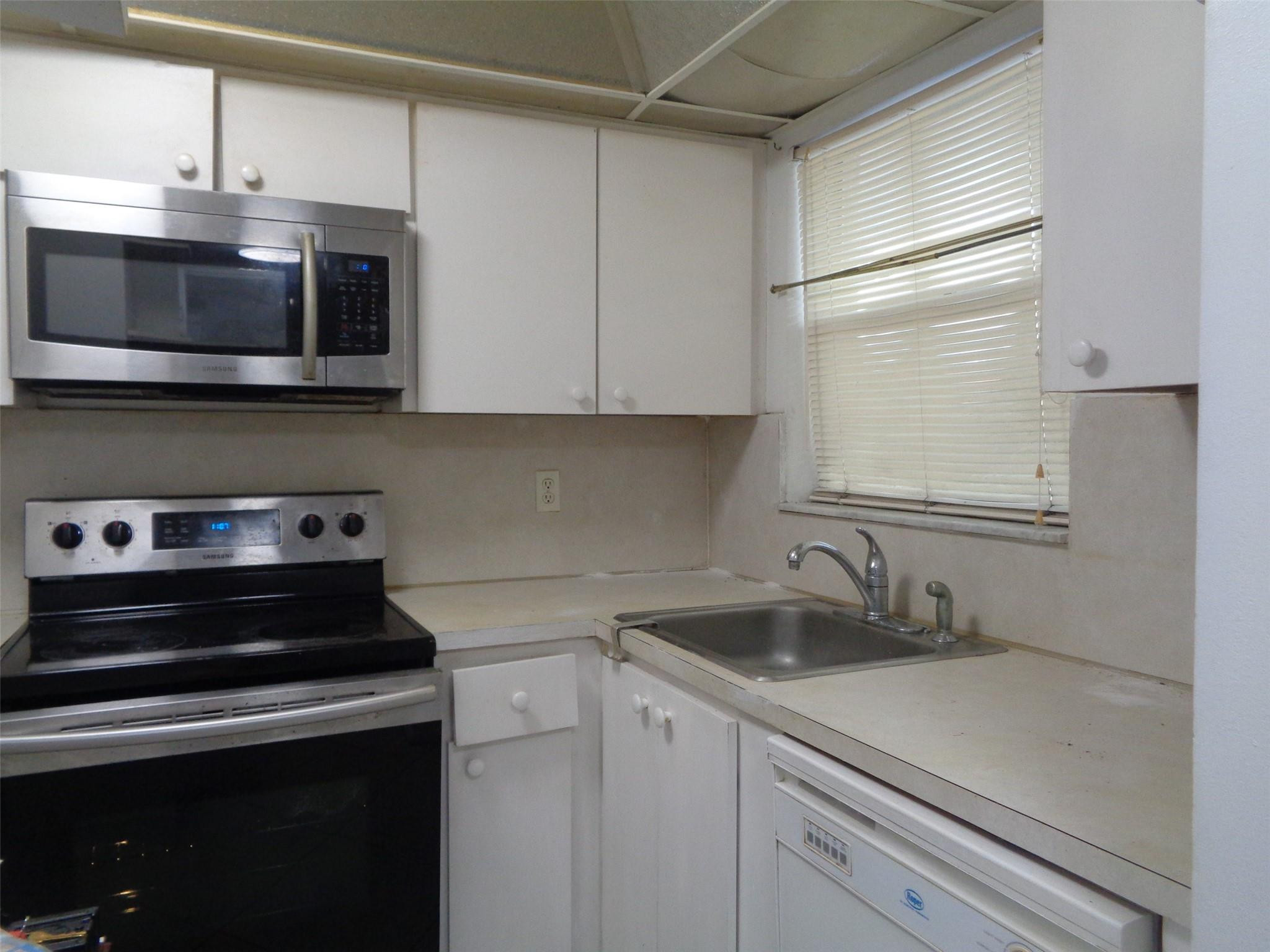 2831 E Sunrise Lakes Drive 209 Property Photo 3
