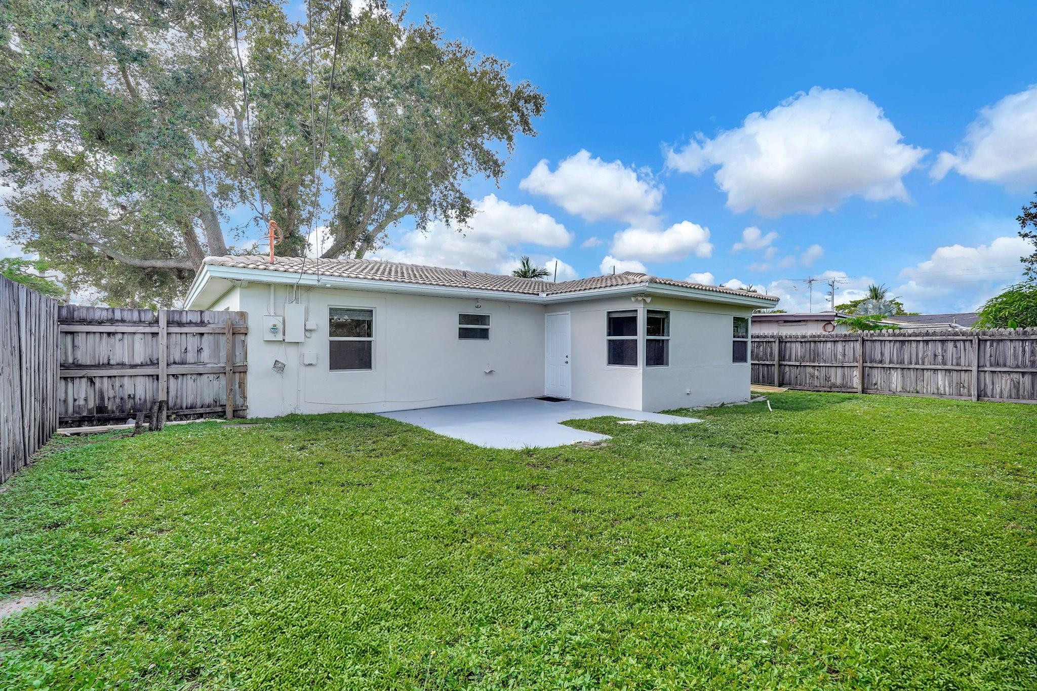 261 Ne 45th Street Property Photo 3