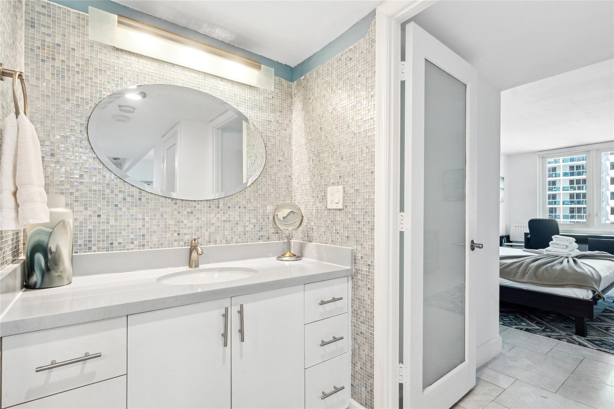 2301 Collins Avenue 1015 Property Photo 15