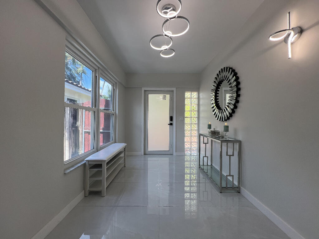 1042 Tyler Street Property Photo 4