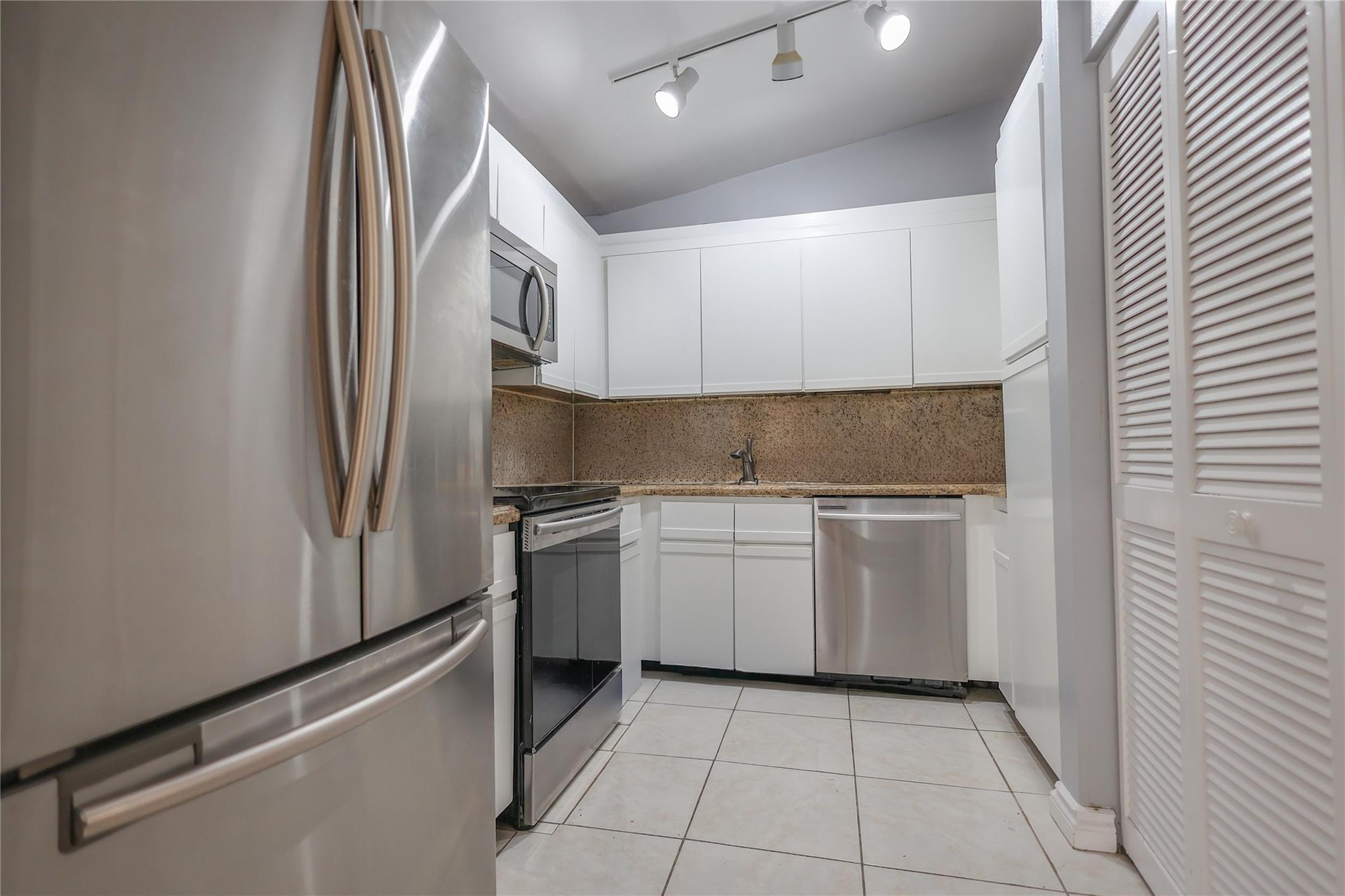 8725 Shadow Wood Boulevard 312 Property Photo 6
