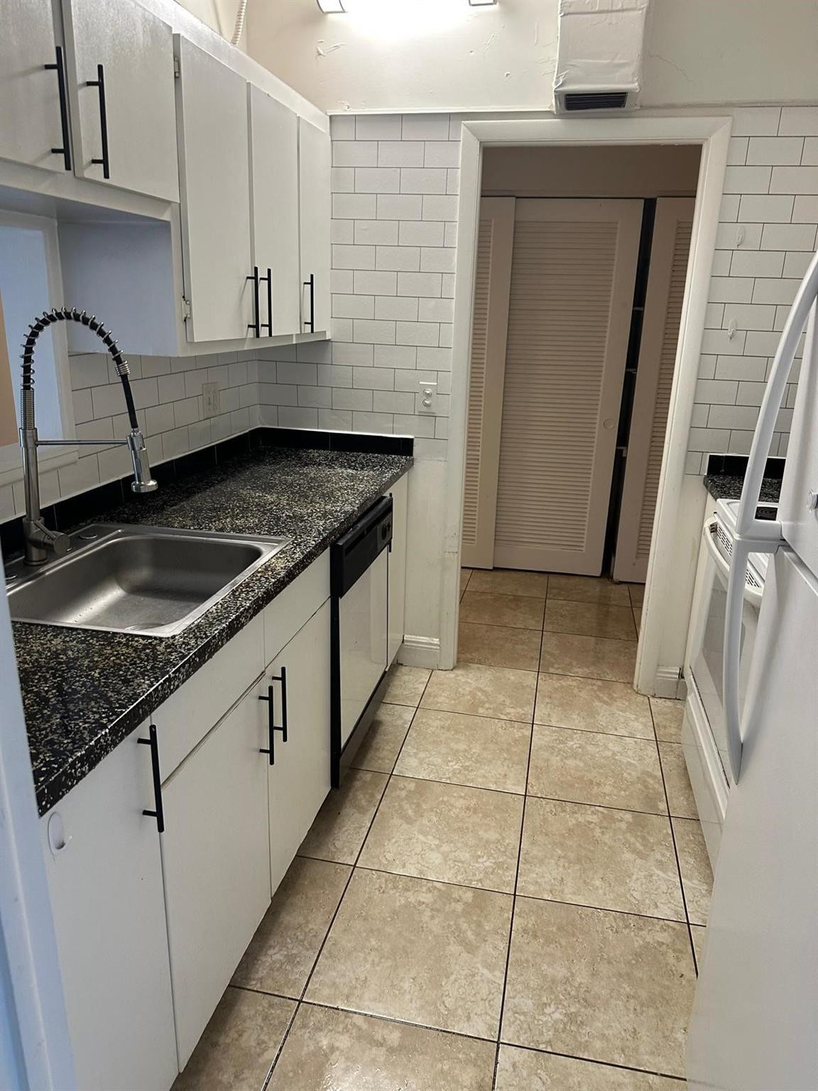 400 N Riverside Drive 102 Property Photo 2