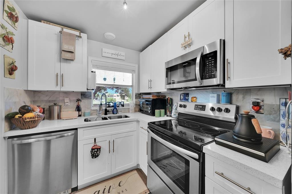 9281 Sunrise Lakes Boulevard 212 Property Photo 6