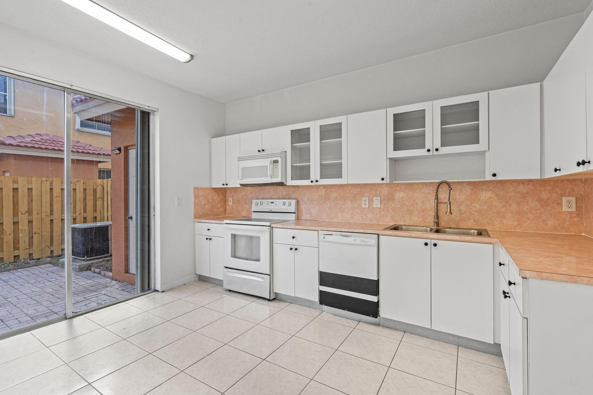 8520 Nw 139th Terrace 1602 Property Photo 28