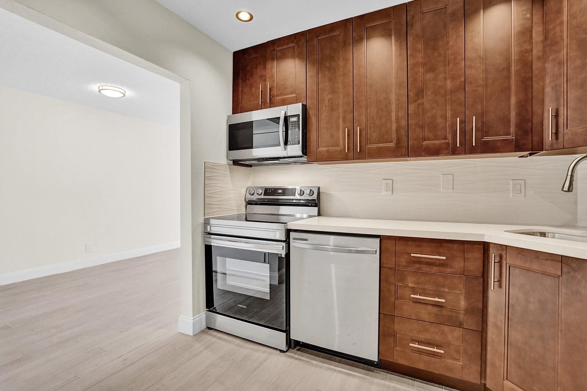 3115 Oakland Shores Drive E109 Property Photo 5