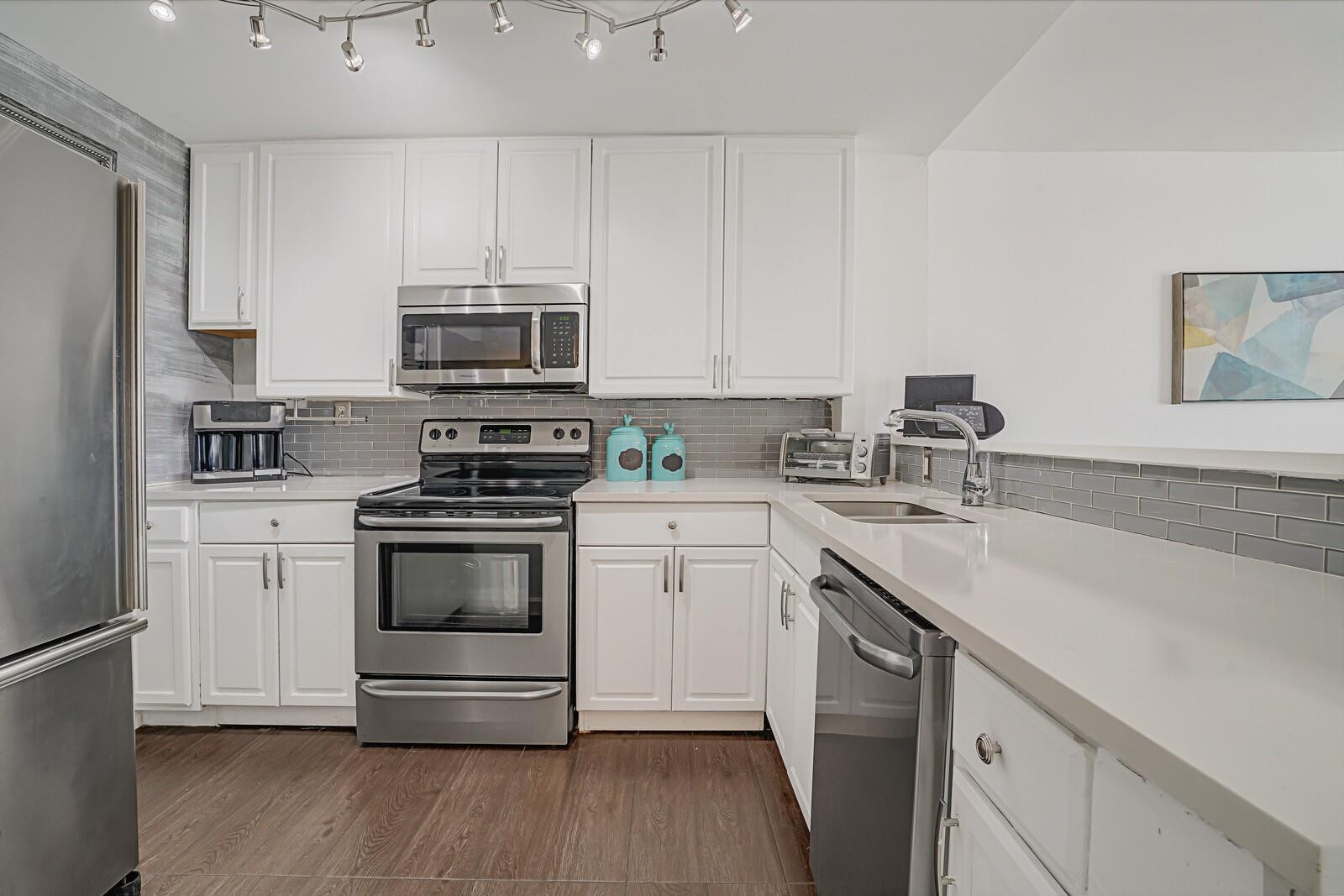 1609 N Riverside Drive 304 Property Photo 4