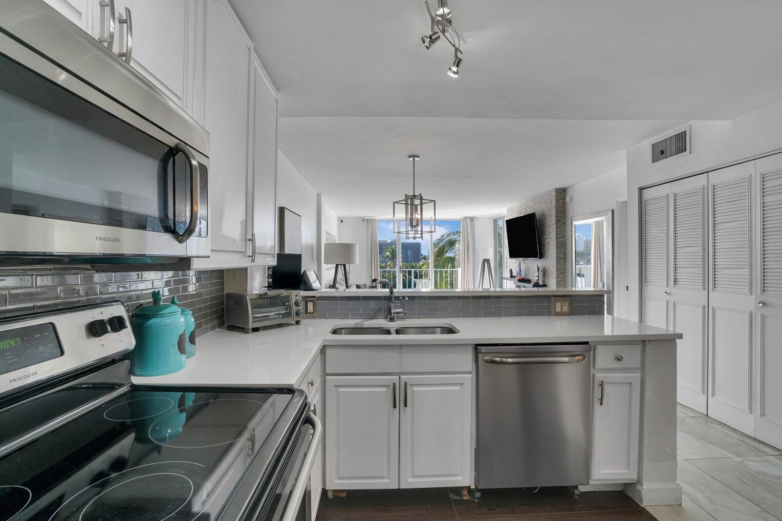 1609 N Riverside Drive 304 Property Photo 6