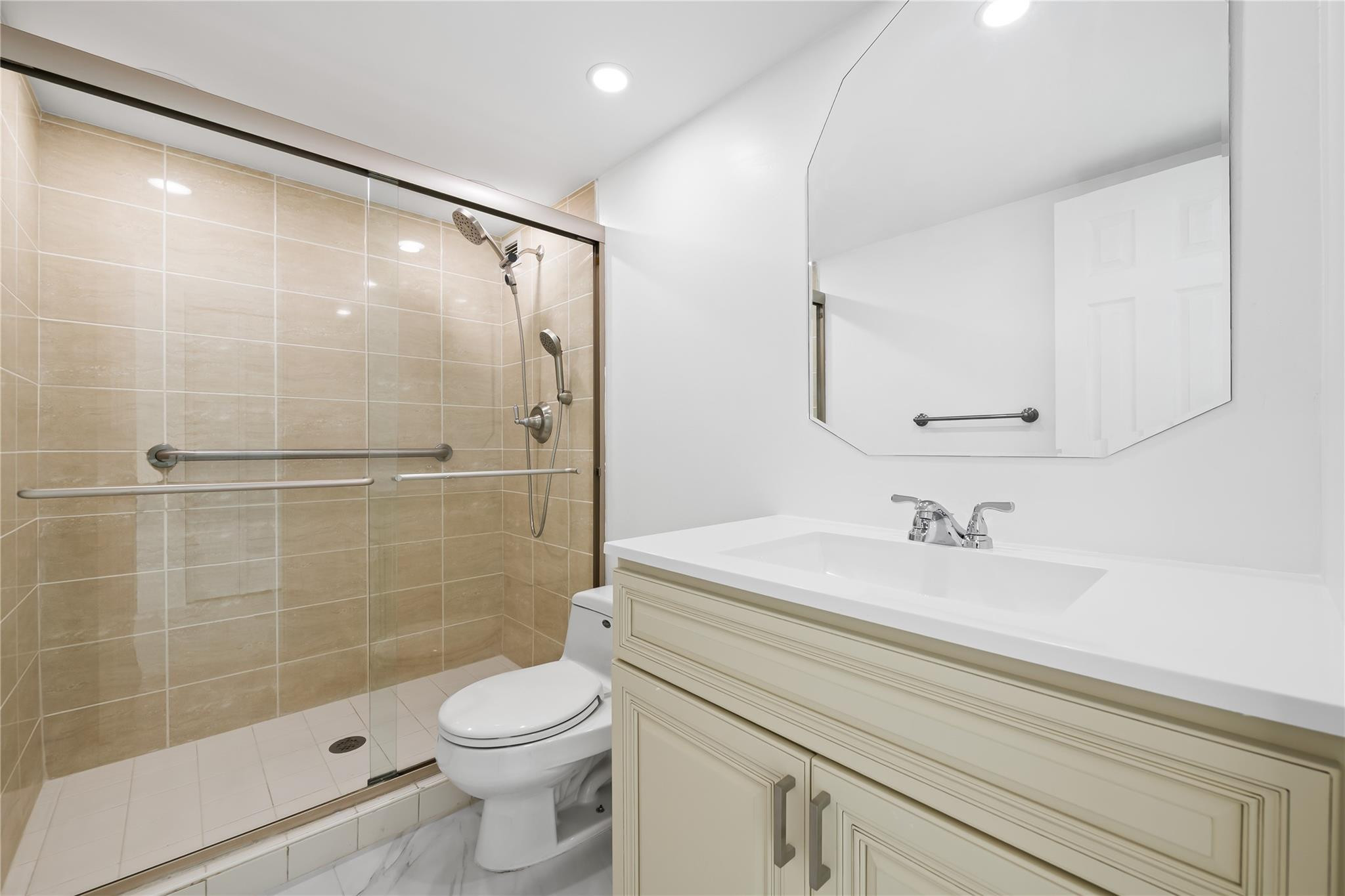 800 Parkview Drive 718 Property Photo 19
