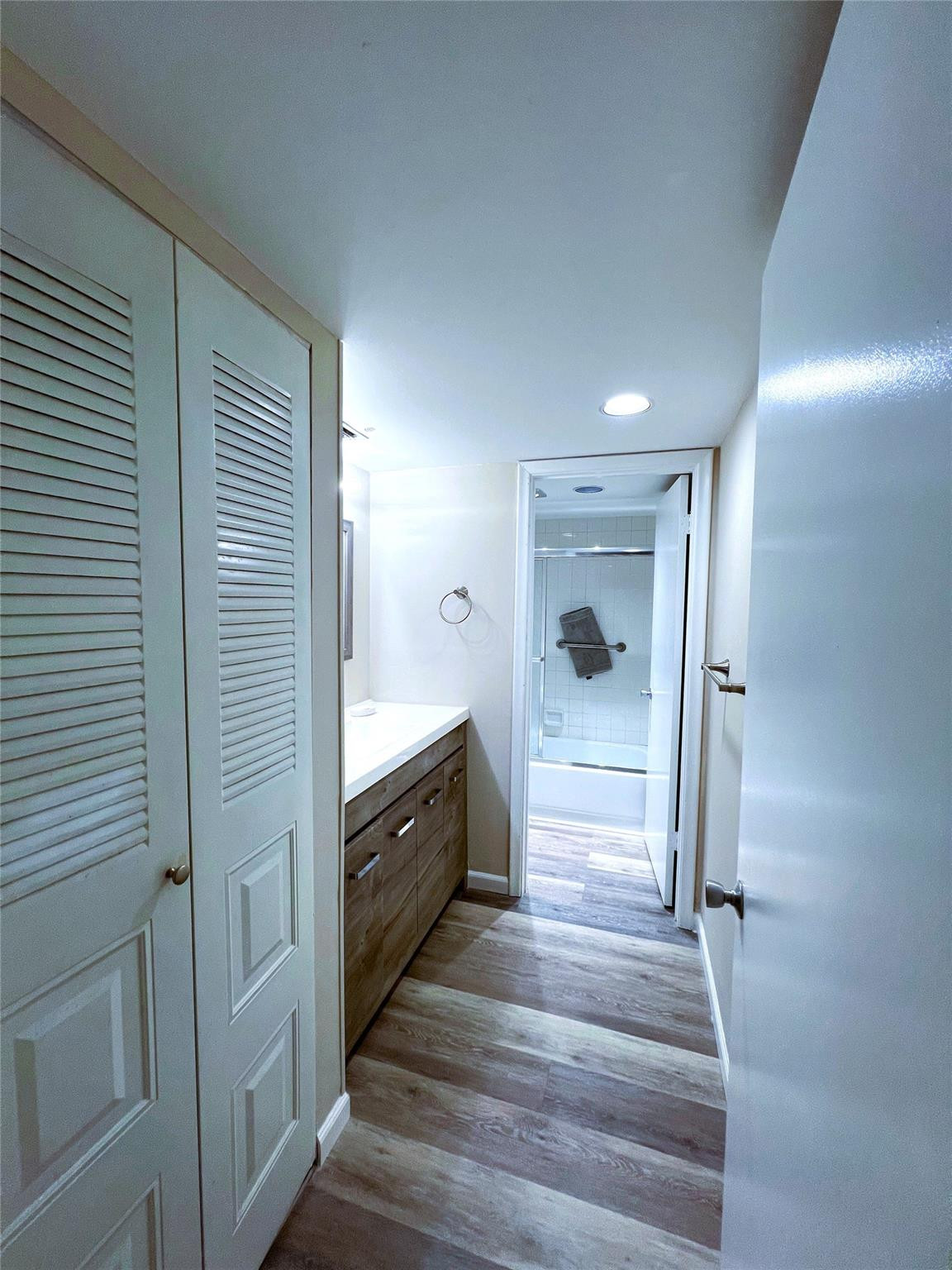 1902 Bermuda Circle H-2 Property Photo 10
