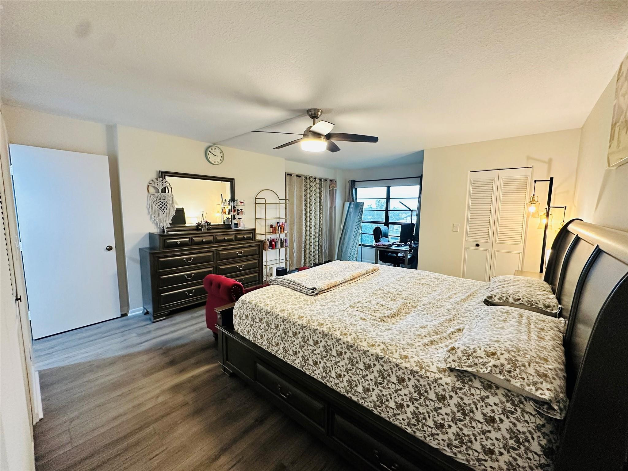 2200 S Cypress Bend Drive 802 Property Photo 17