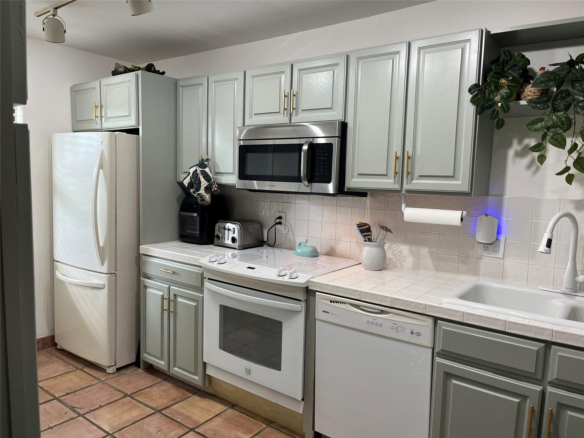 2029 N Ocean Boulevard 303 Property Photo 10