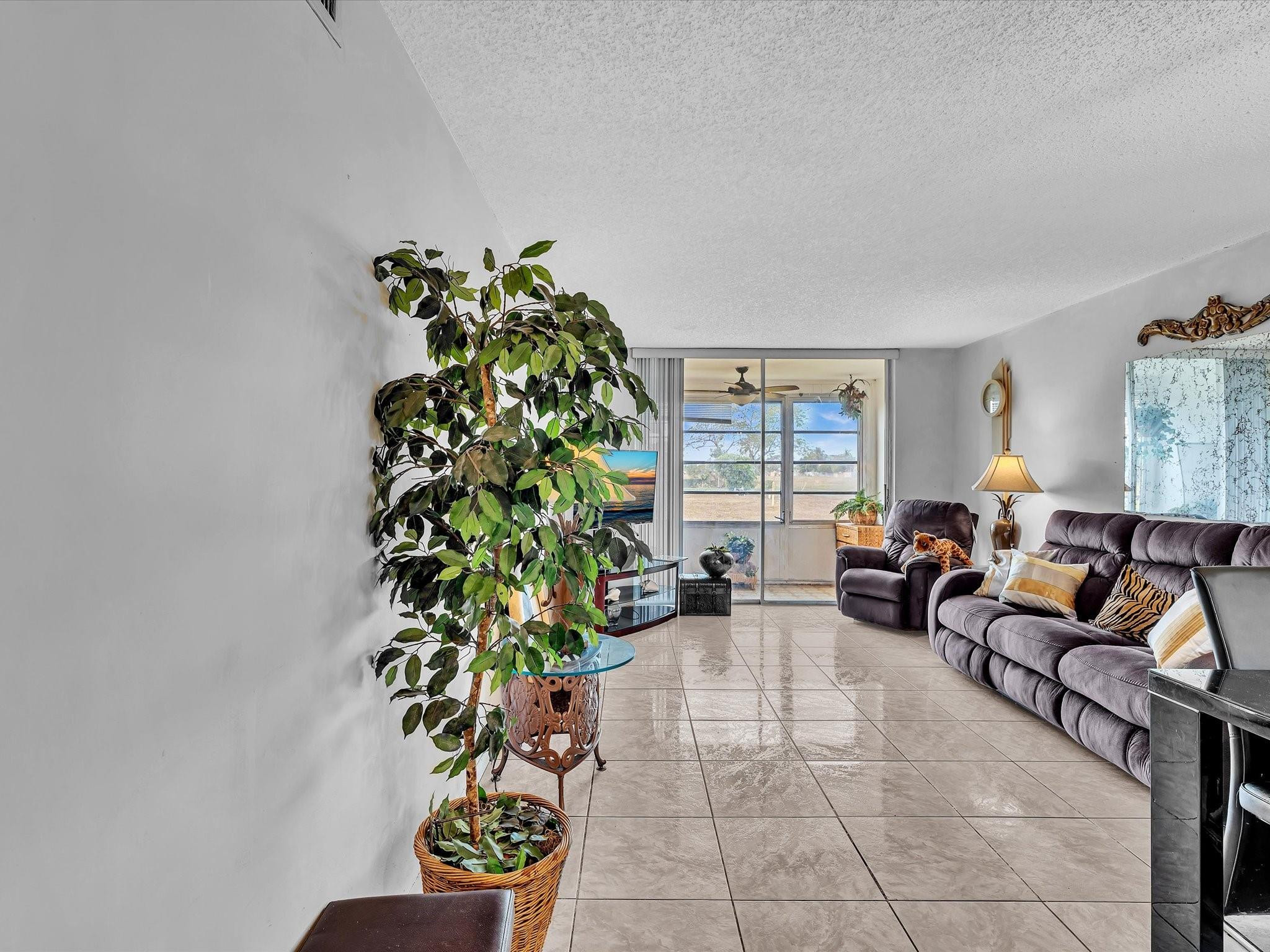 9041 Sunrise Lakes Boulevard 113 Property Photo 2
