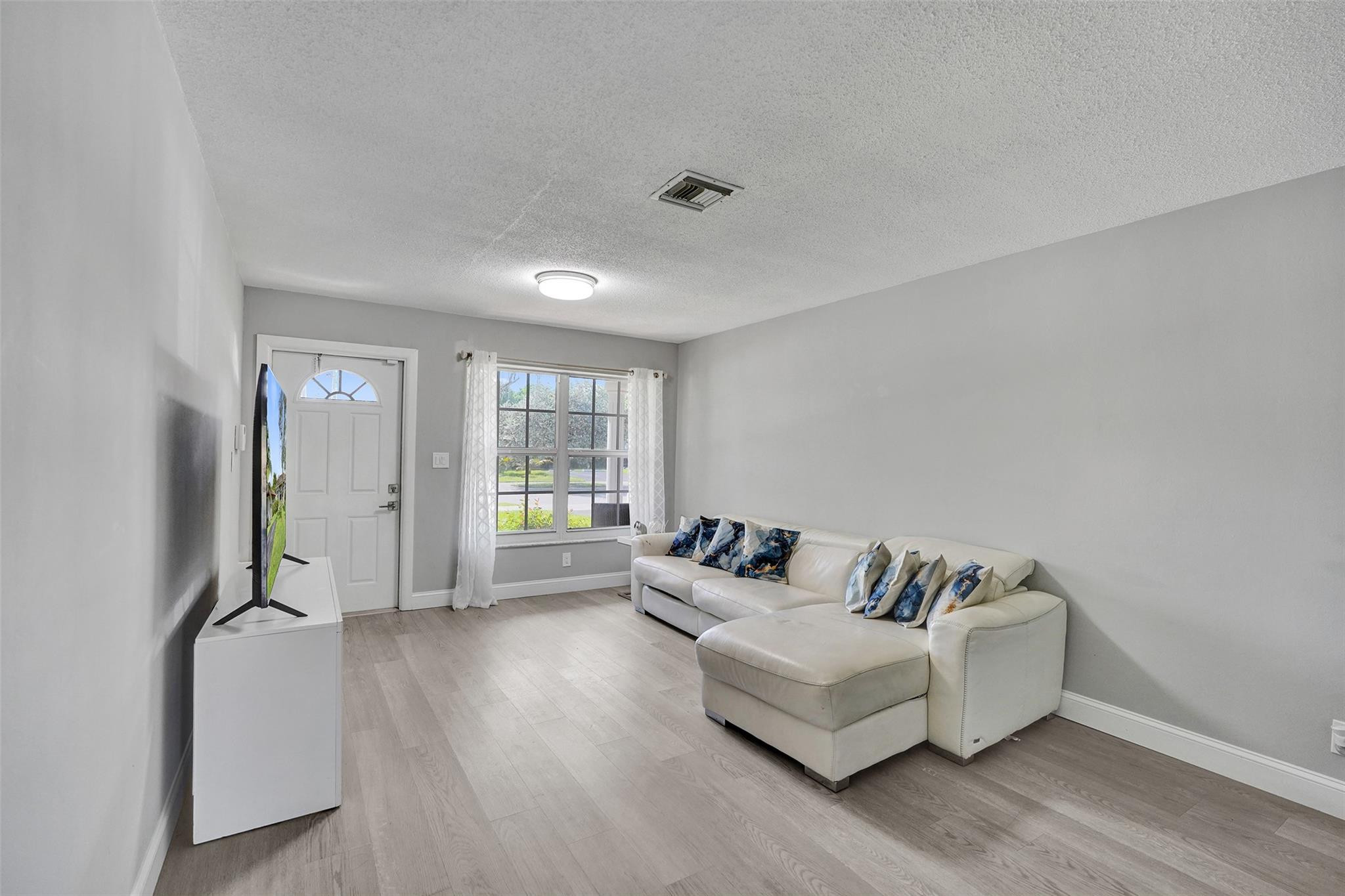 4017 Woodside Drive Property Photo 4