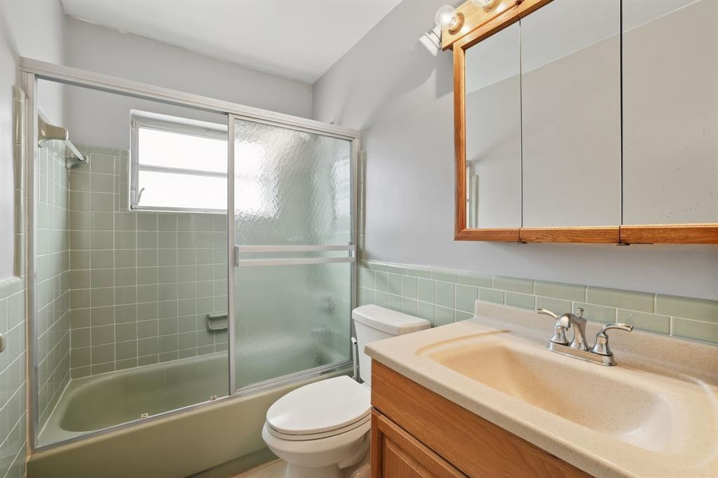 9407 Nw 70th Place Property Photo 17