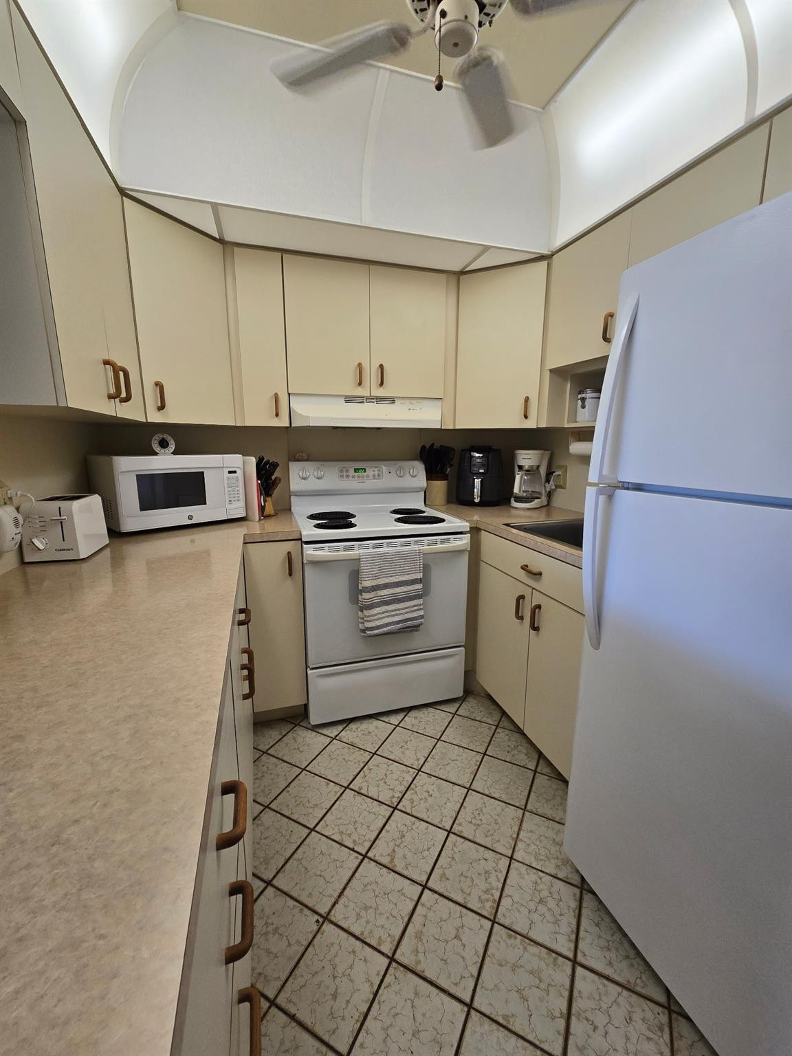 111 Lyndhurst E 111 Property Photo 5