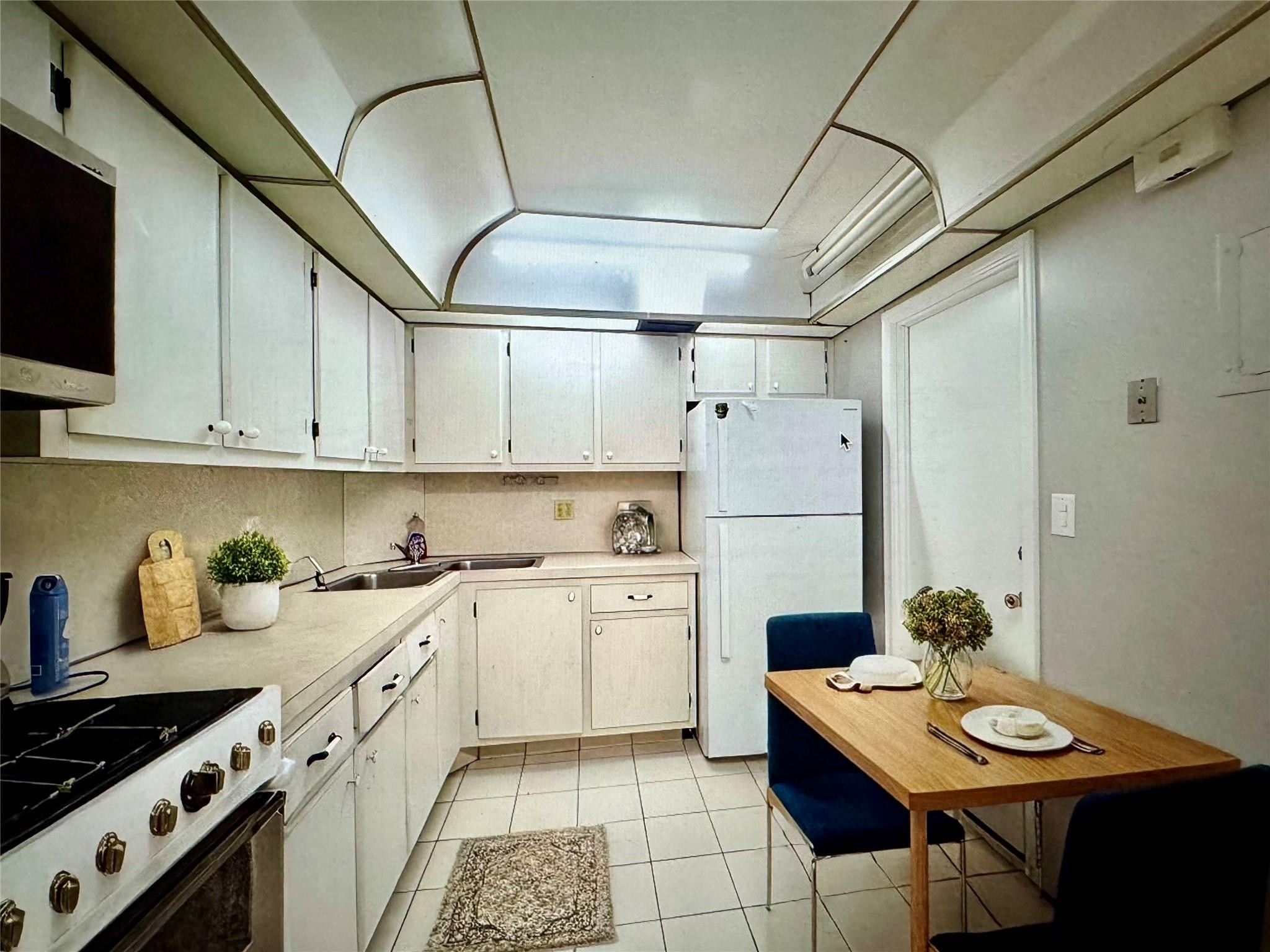 12 Ne 19th Court 204a Property Photo 4