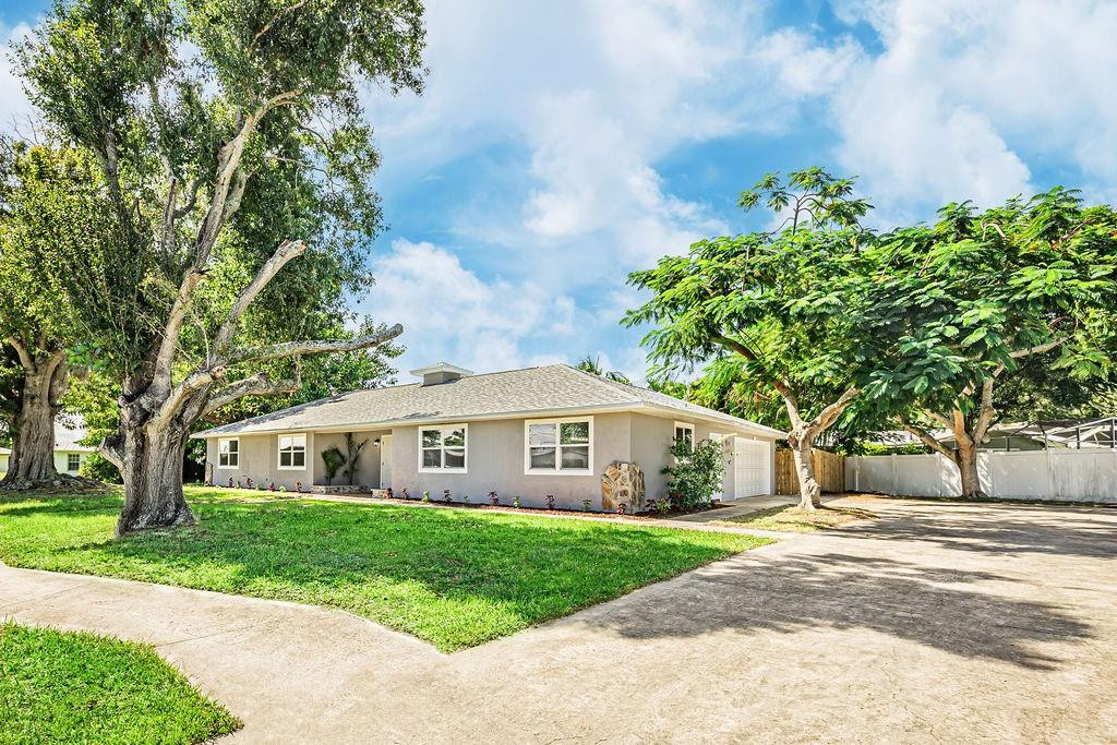 300 Riomar Drive Property Photo 1