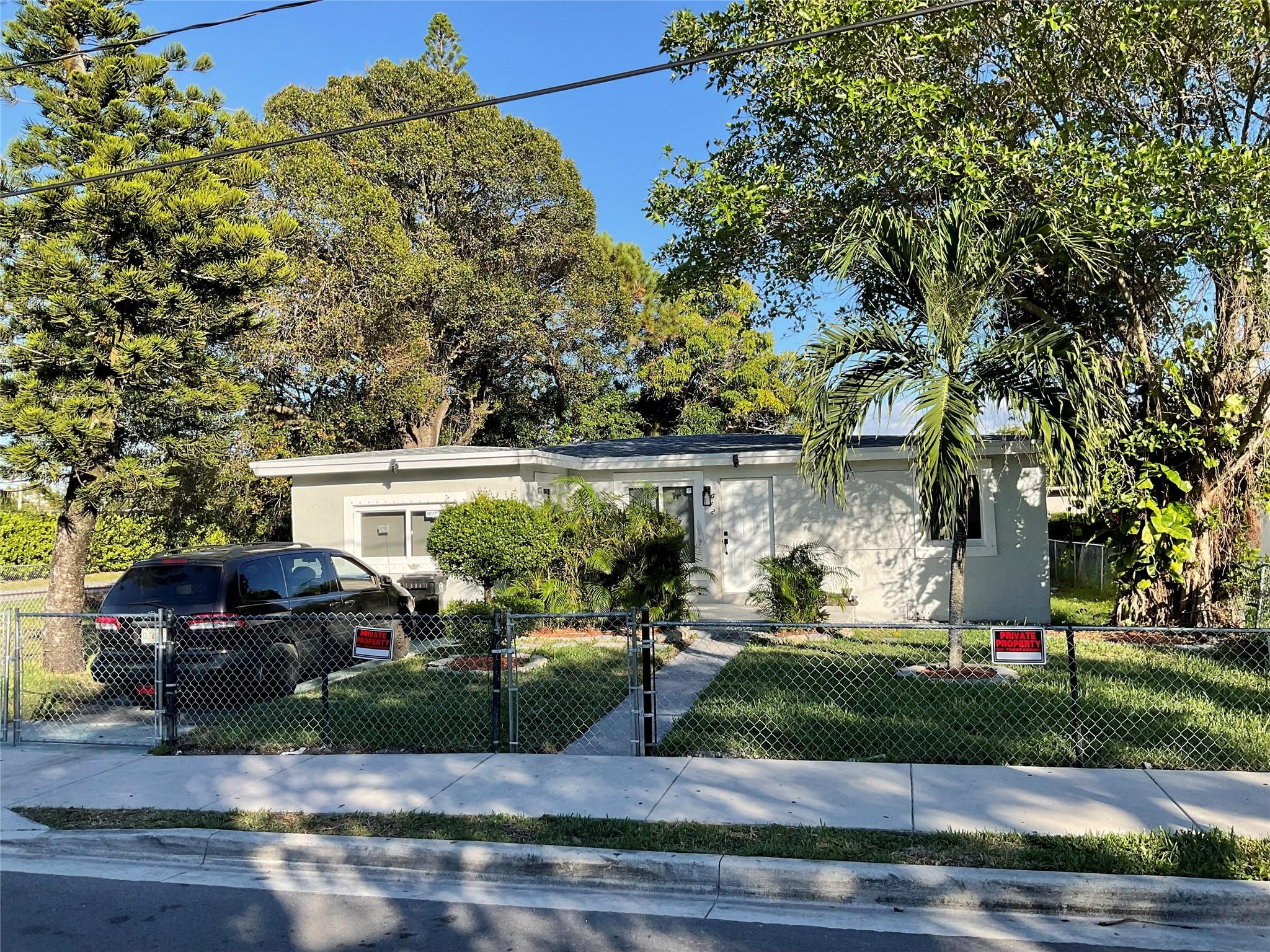 642 NW 14th Way Property Photo 1
