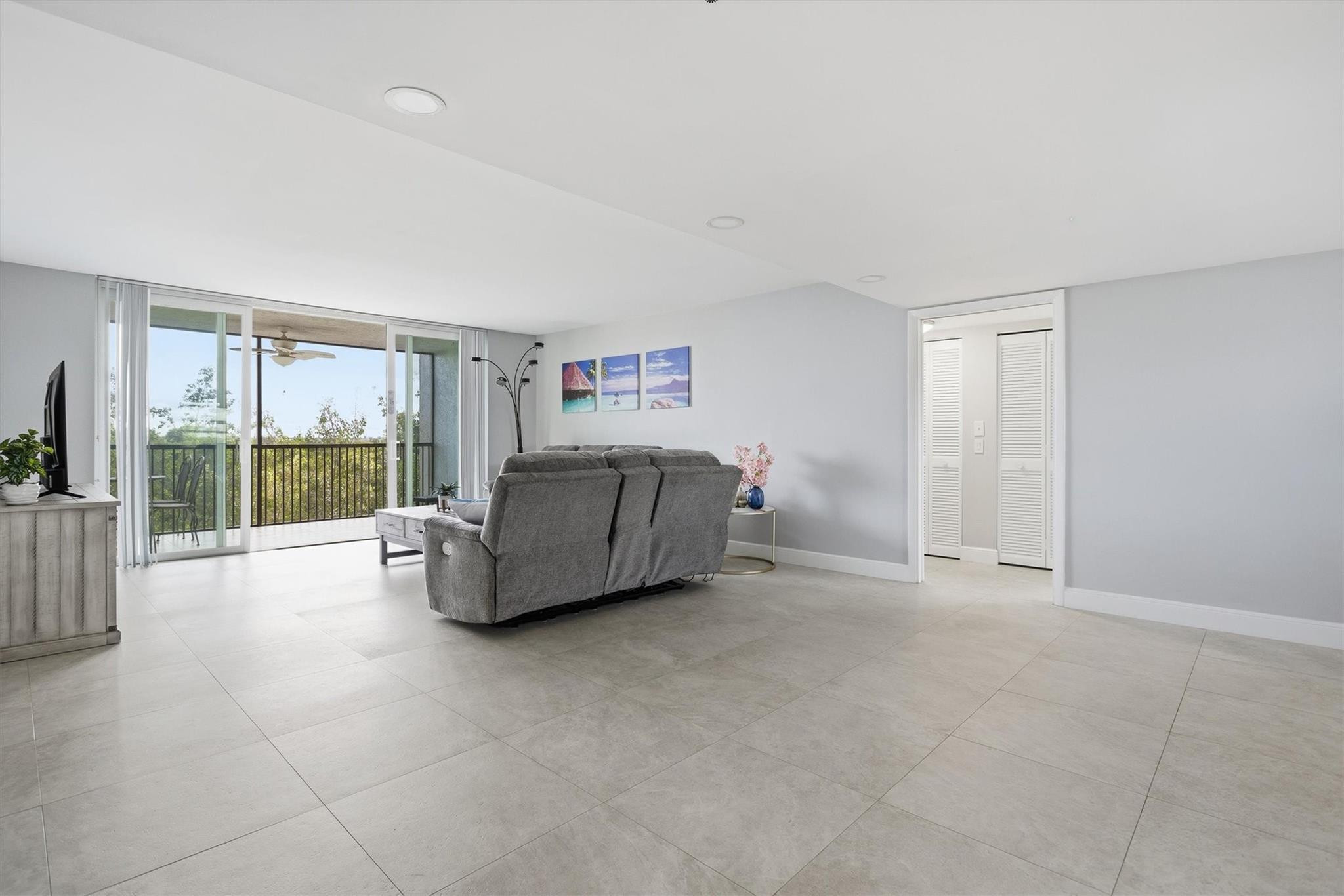 3910 Inverrary Boulevard 708-b Property Photo 5