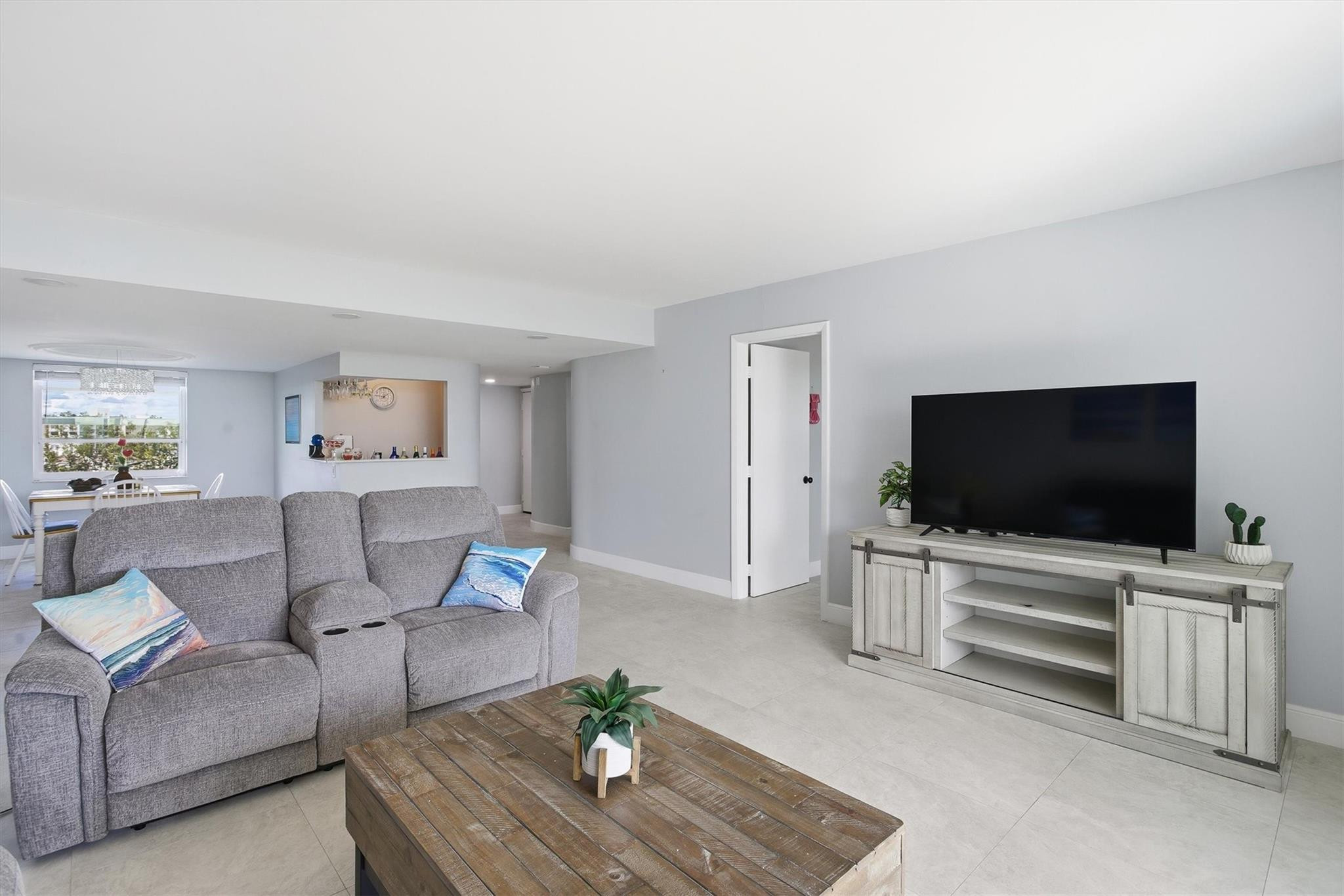 3910 Inverrary Boulevard 708-b Property Photo 10