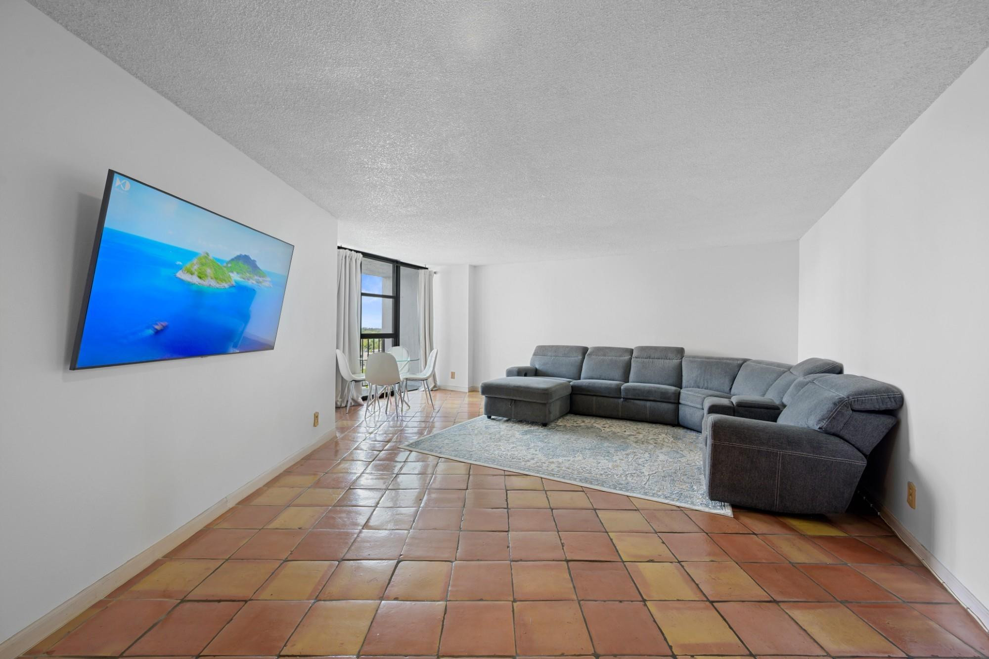 600 Parkview Drive 1111 (ph11) Property Photo 4