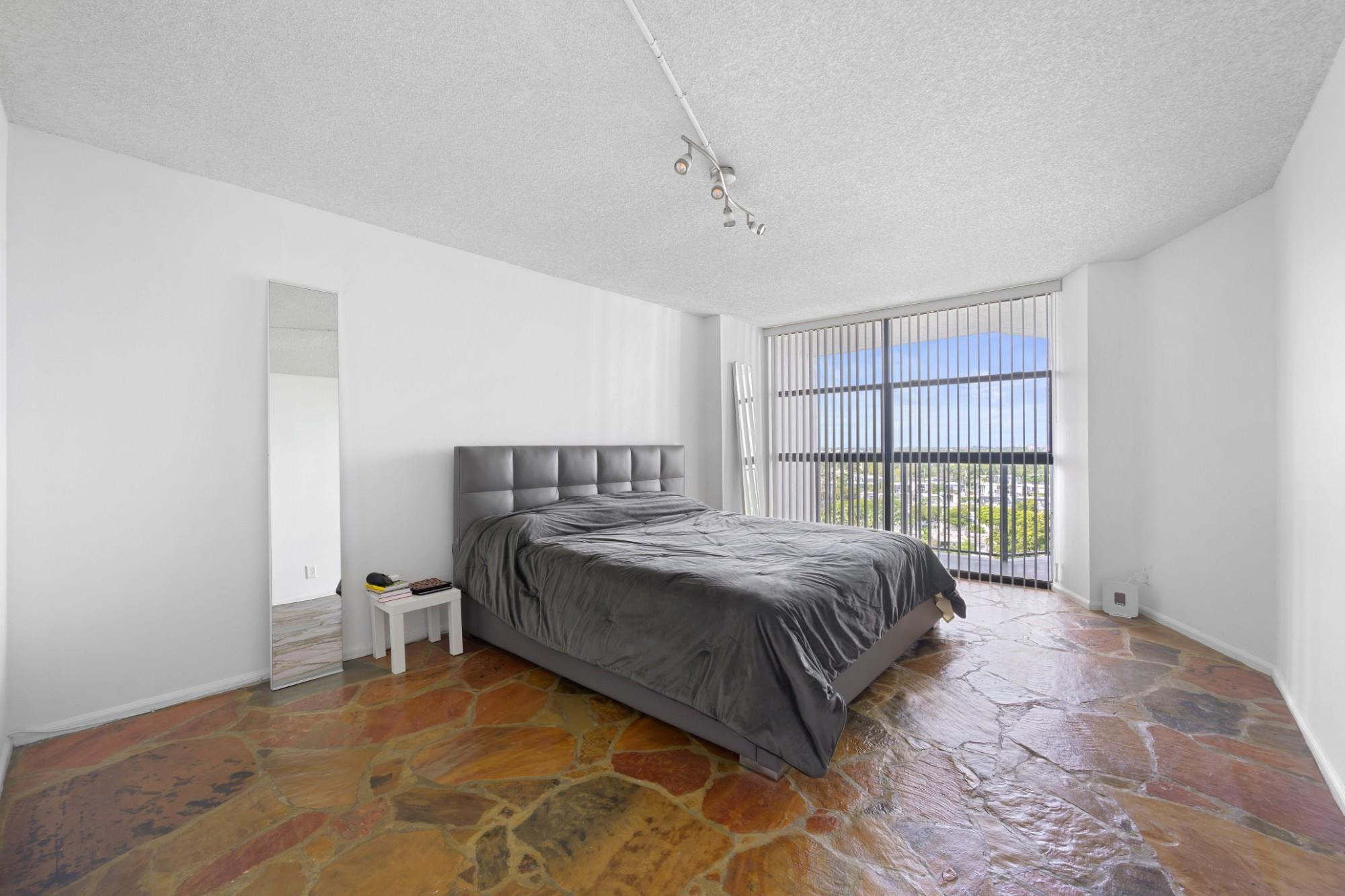 600 Parkview Drive 1111 (ph11) Property Photo 14