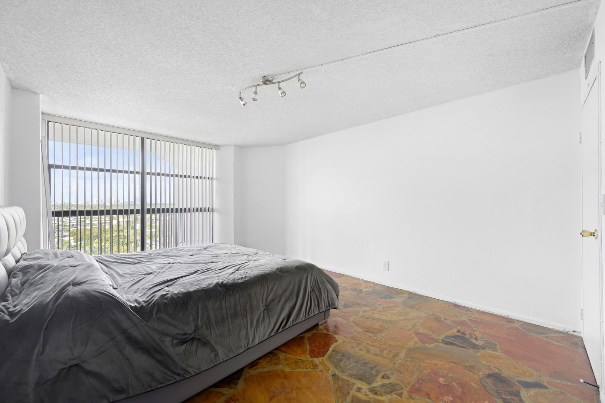 600 Parkview Drive 1111 (ph11) Property Photo 16