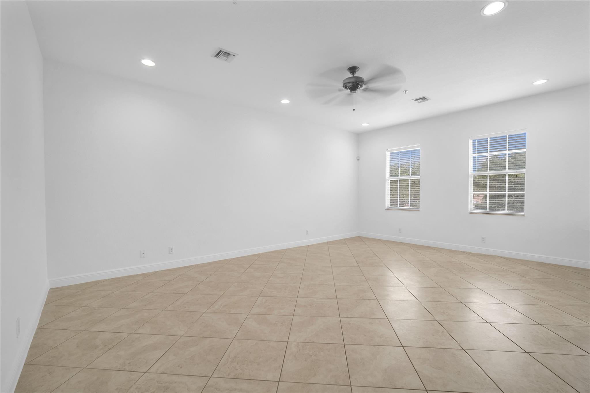 6809 N Lakeside Circle 101 Property Photo 5