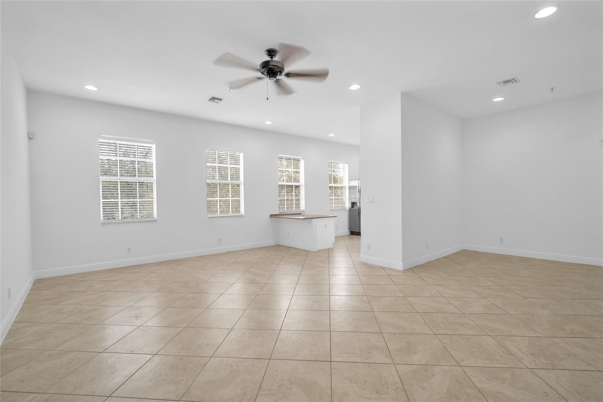 6809 N Lakeside Circle 101 Property Photo 8